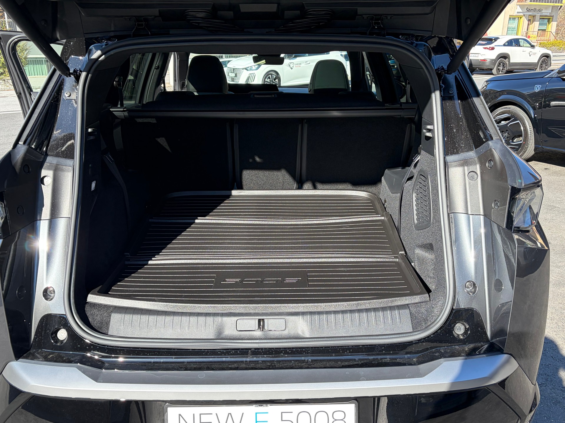 PEUGEOT 5008 210 73kWh GT Exclusive-image-12