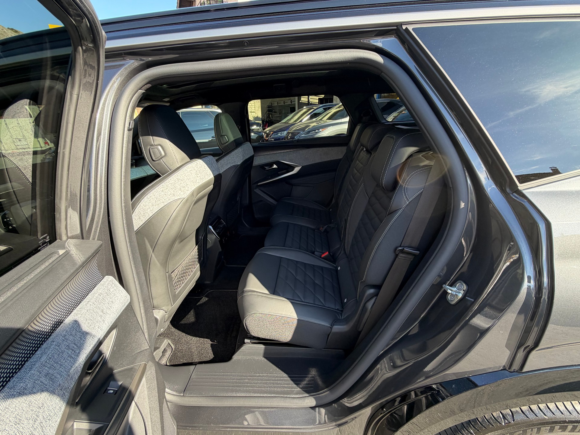 PEUGEOT 5008 210 73kWh GT Exclusive-image-11
