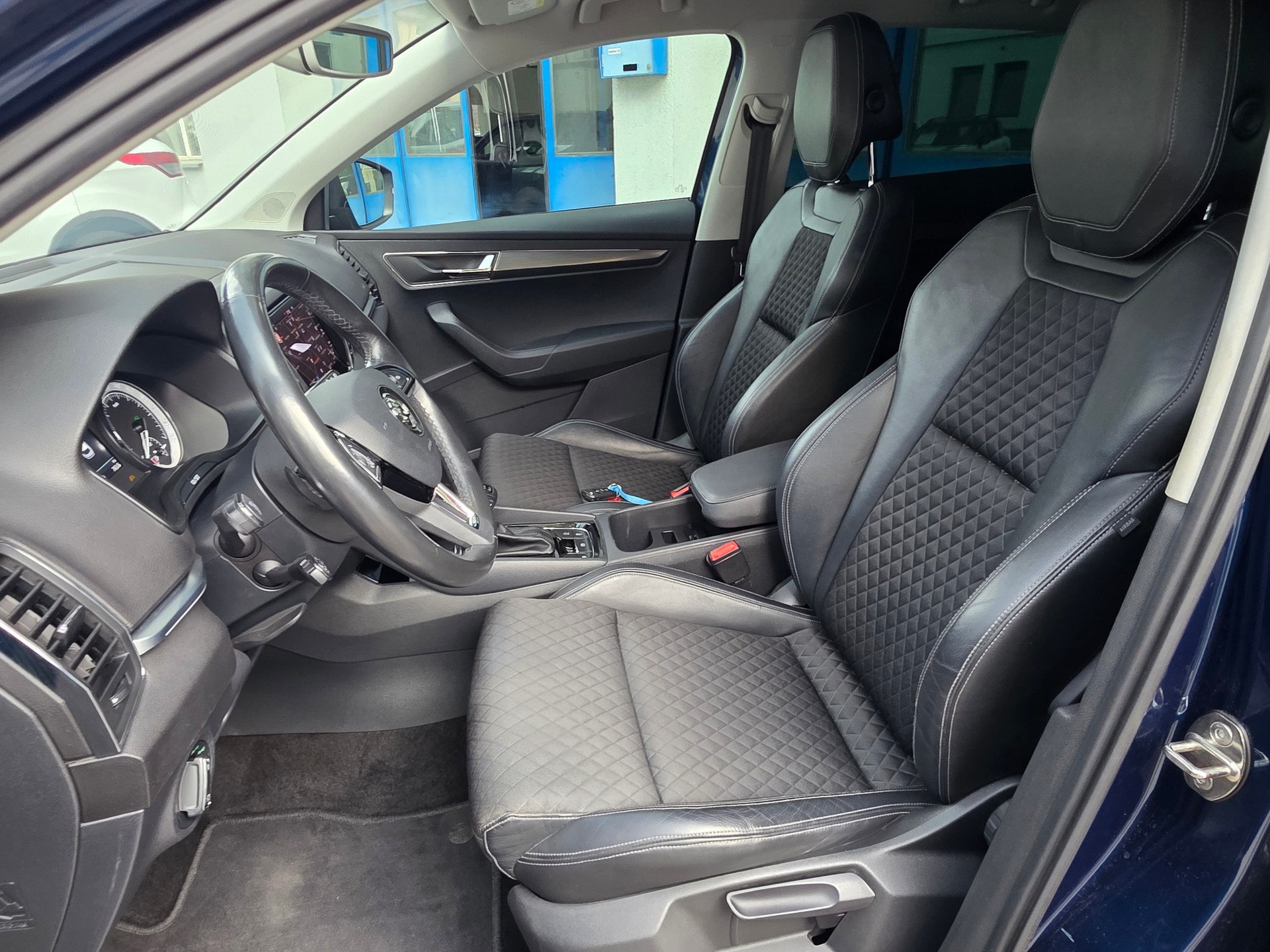 SKODA Karoq 2.0 TDI CR Style 4x4 DSG-image-8
