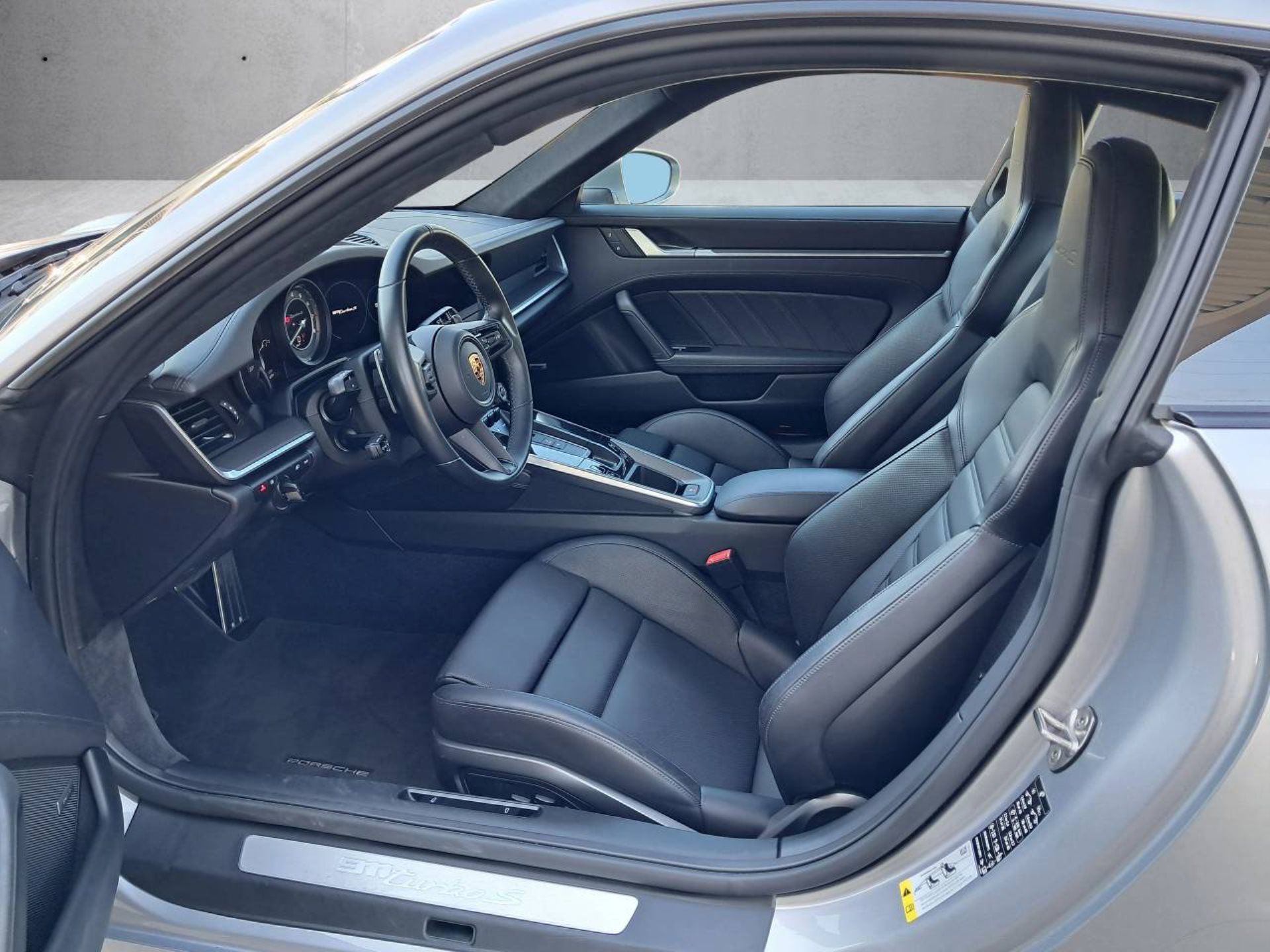 PORSCHE 911 Turbo S (MY22)-image-3