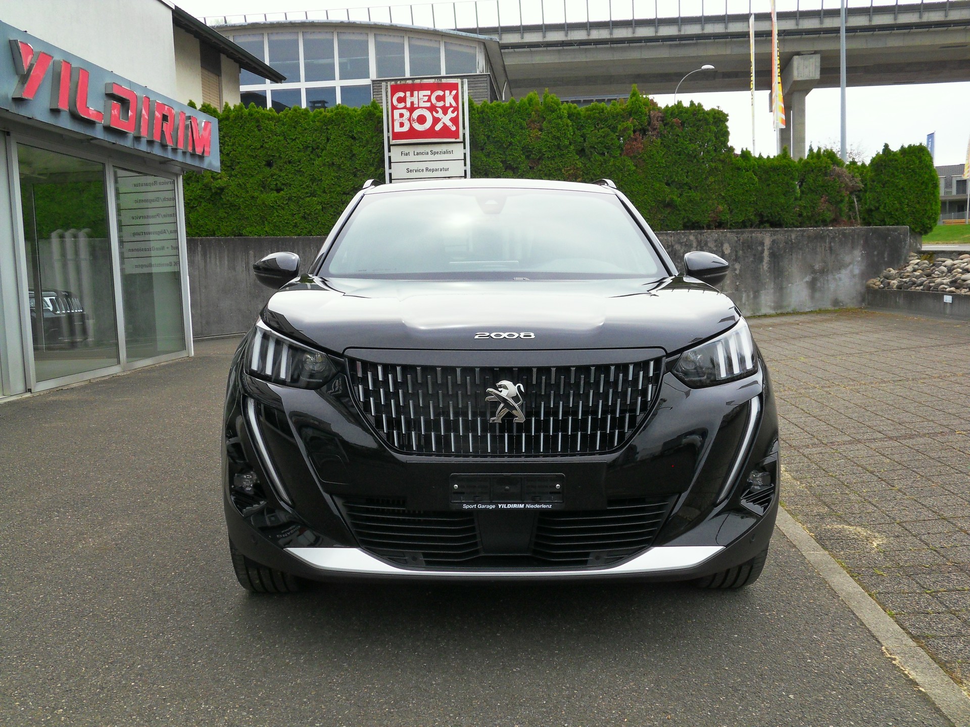PEUGEOT 2008 1.2 PureTech GT EAT8-showroom-element-1