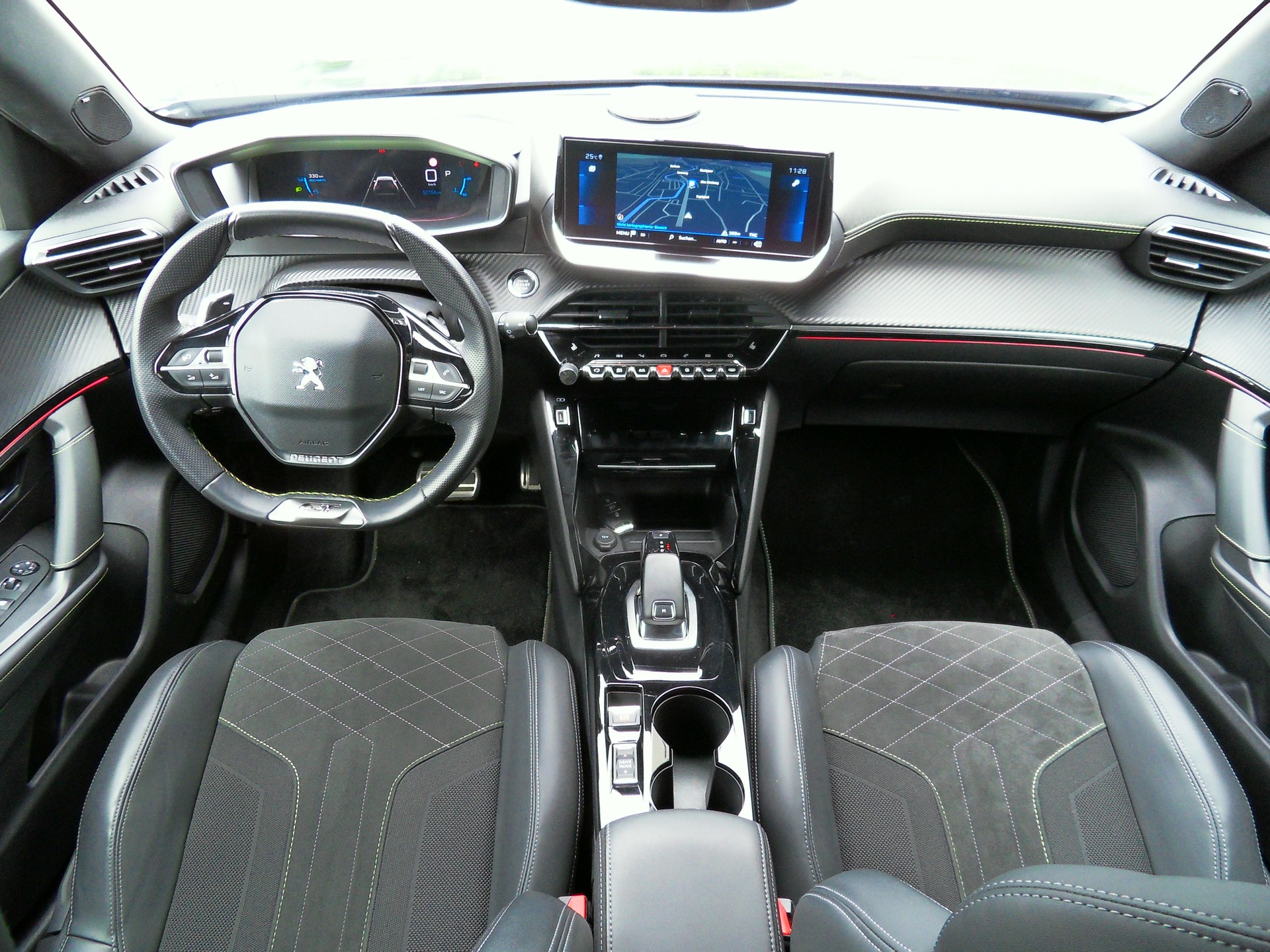 PEUGEOT 2008 1.2 PureTech GT EAT8-image-15