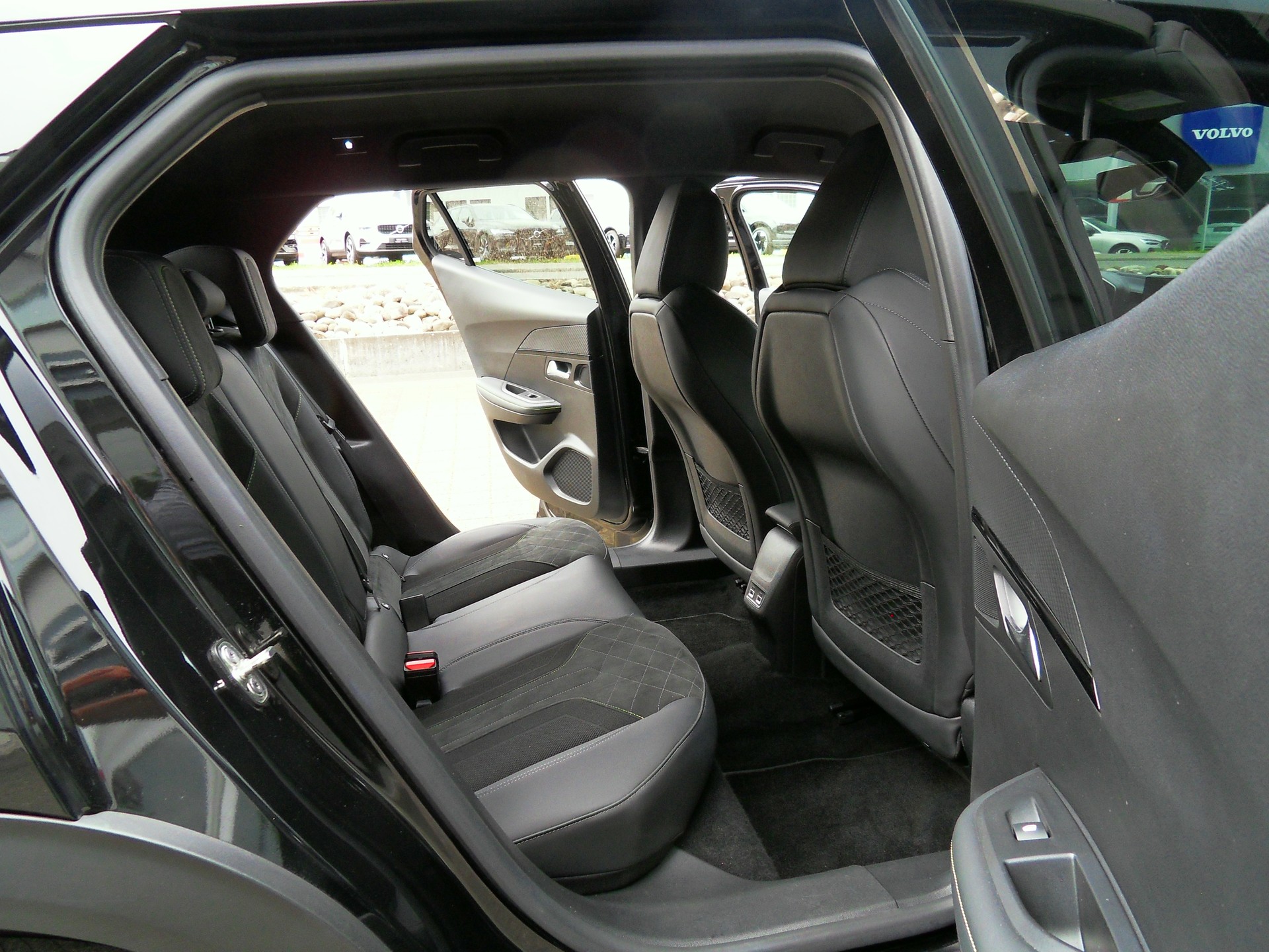 PEUGEOT 2008 1.2 PureTech GT EAT8-image-13