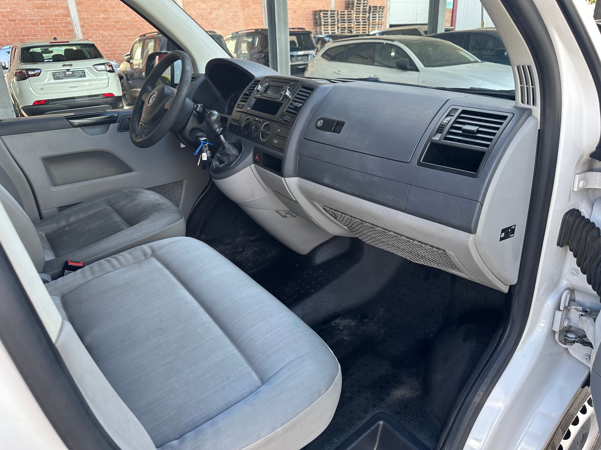 VW T5 2.0 TDI-image-3