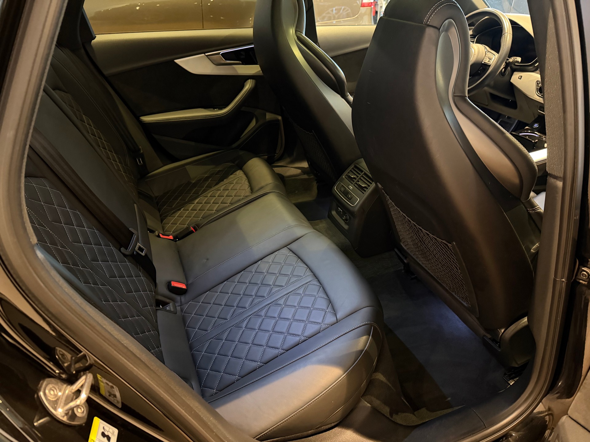 AUDI A4 Avant 2.0 45 TFSI S Line quattro S-Tronic-image-9