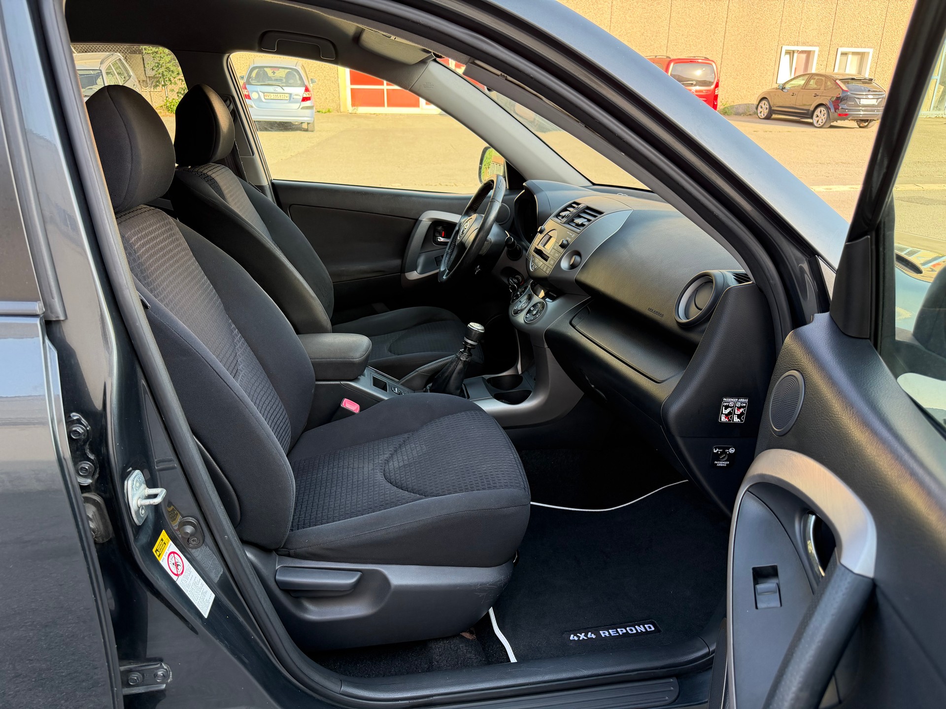 TOYOTA RAV-4 2.2D-4 D Linea Luna-image-5