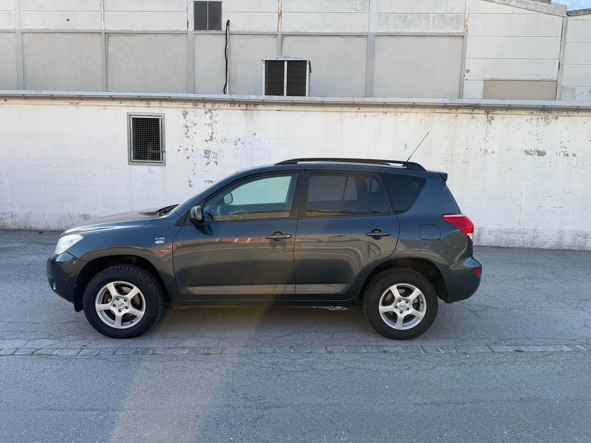 TOYOTA RAV-4 2.2D-4 D Linea Luna-image-1