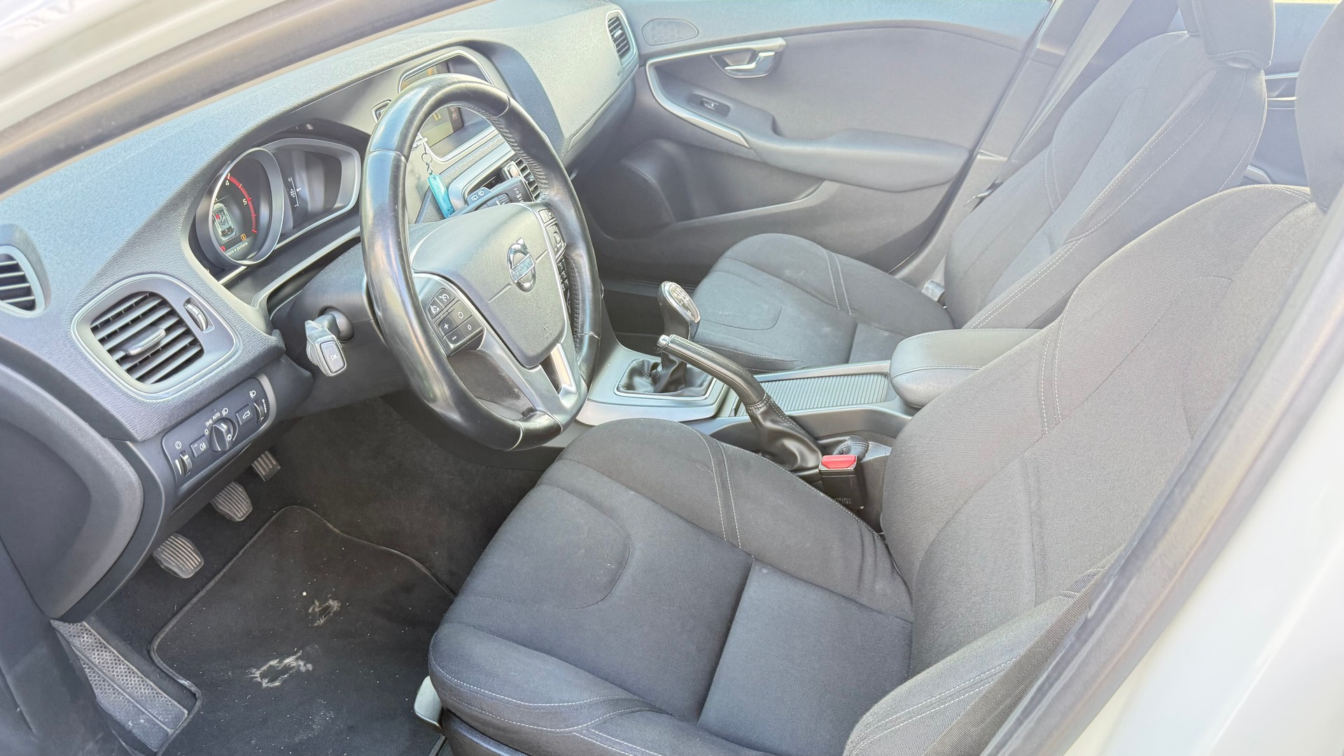 VOLVO V40 D2-image-9