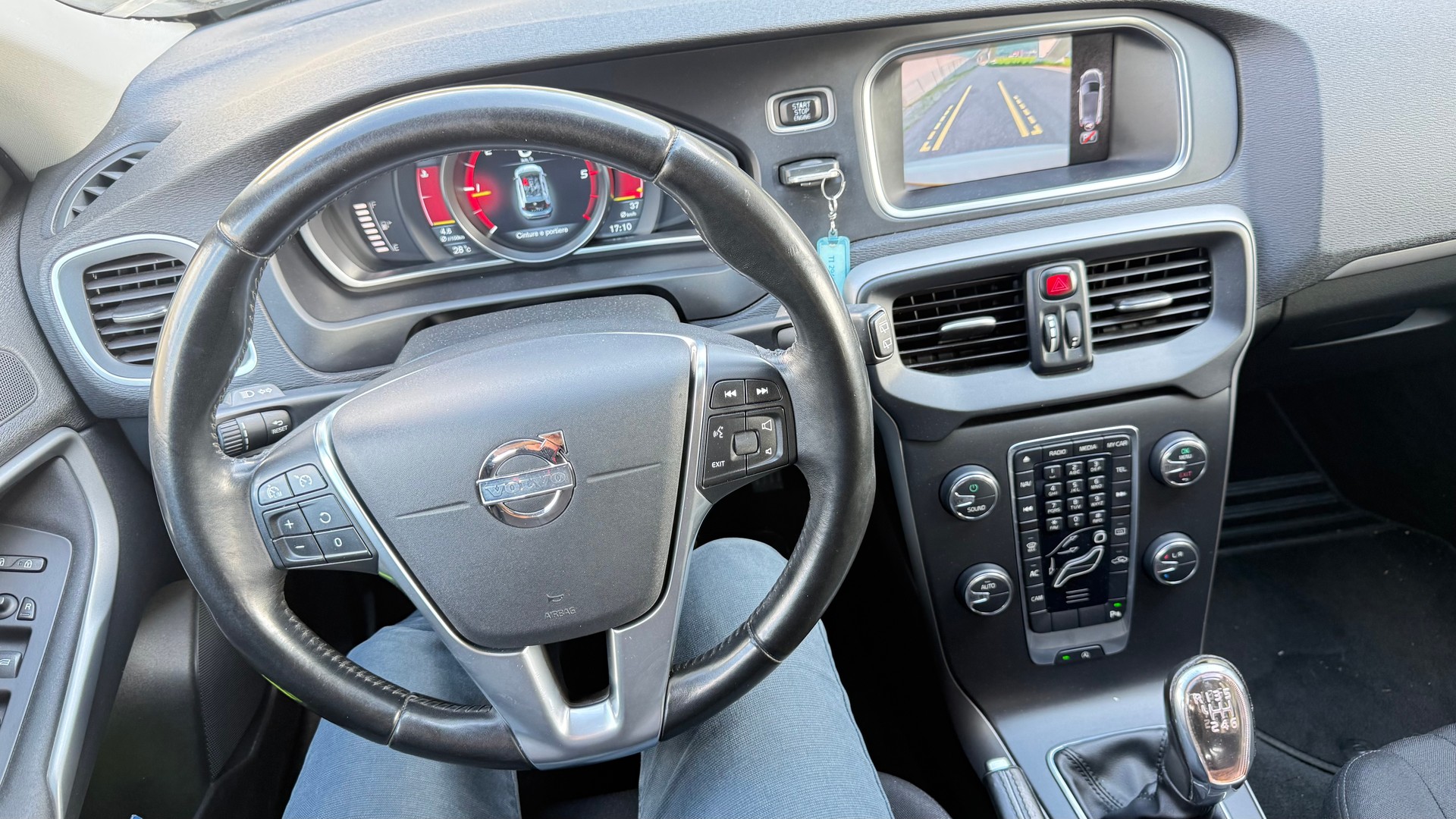 VOLVO V40 D2-image-10