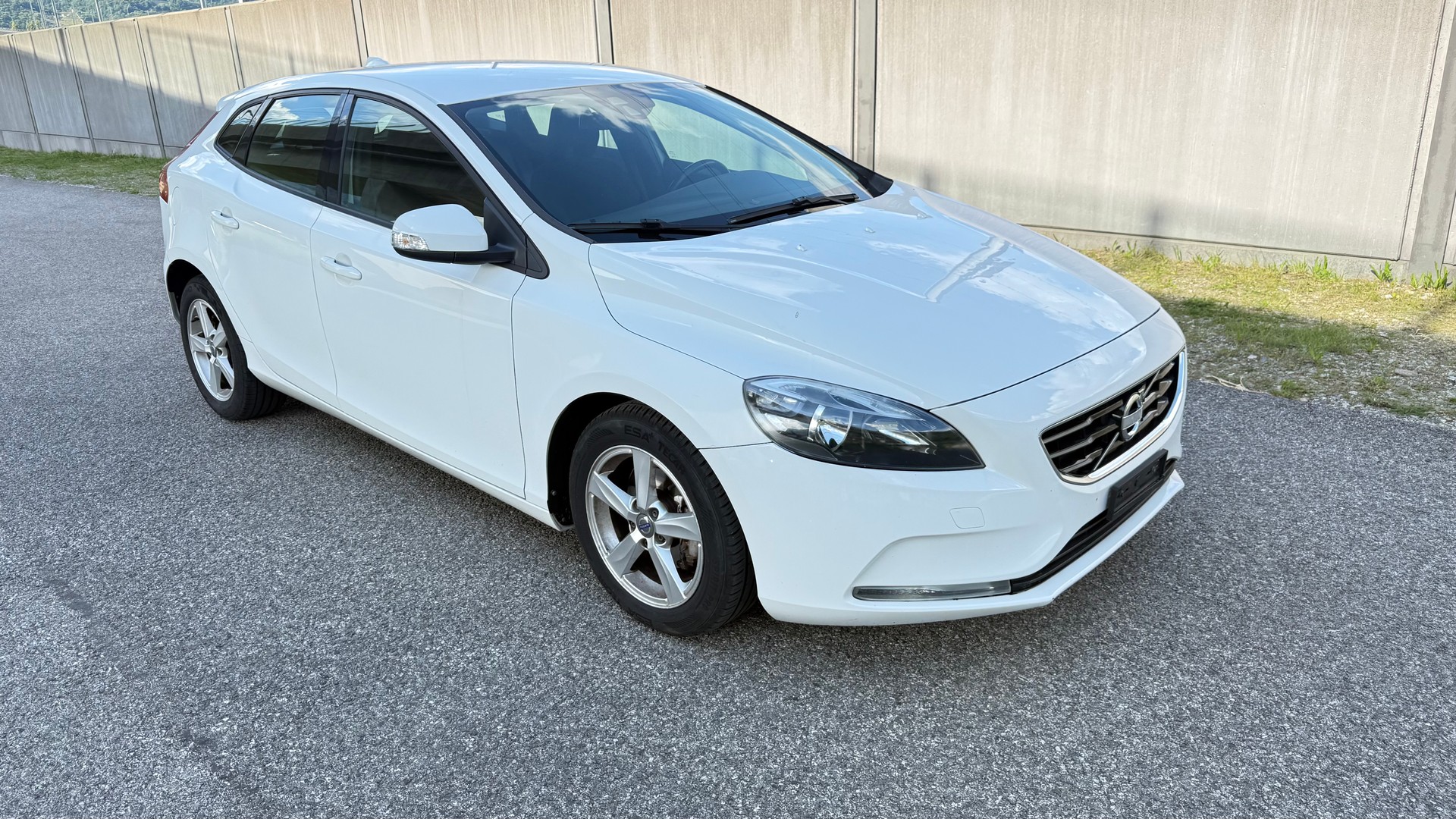 VOLVO V40 D2-image-0