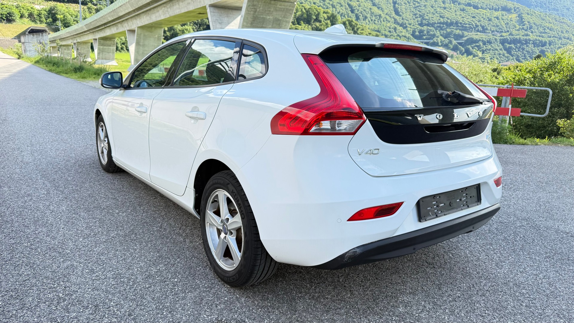 VOLVO V40 D2-image-3