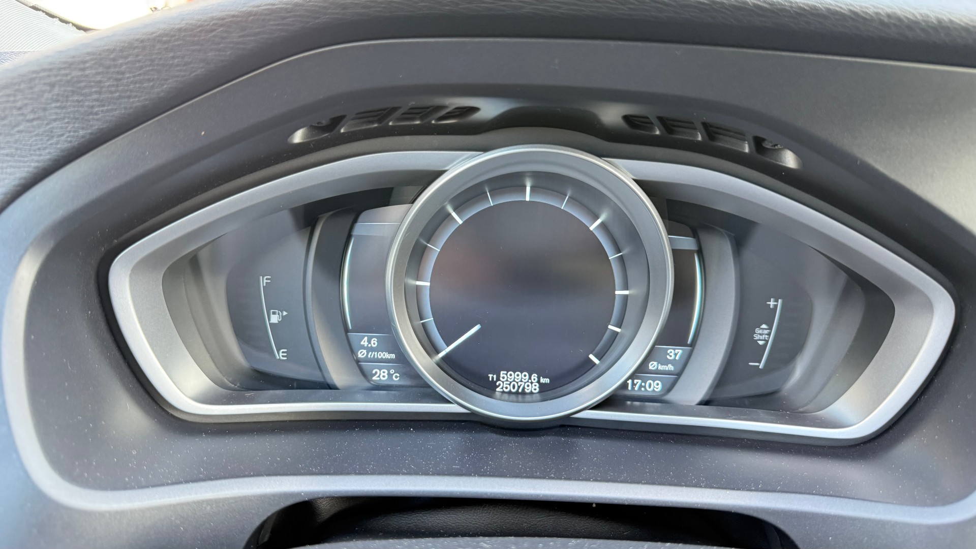 VOLVO V40 D2-image-11
