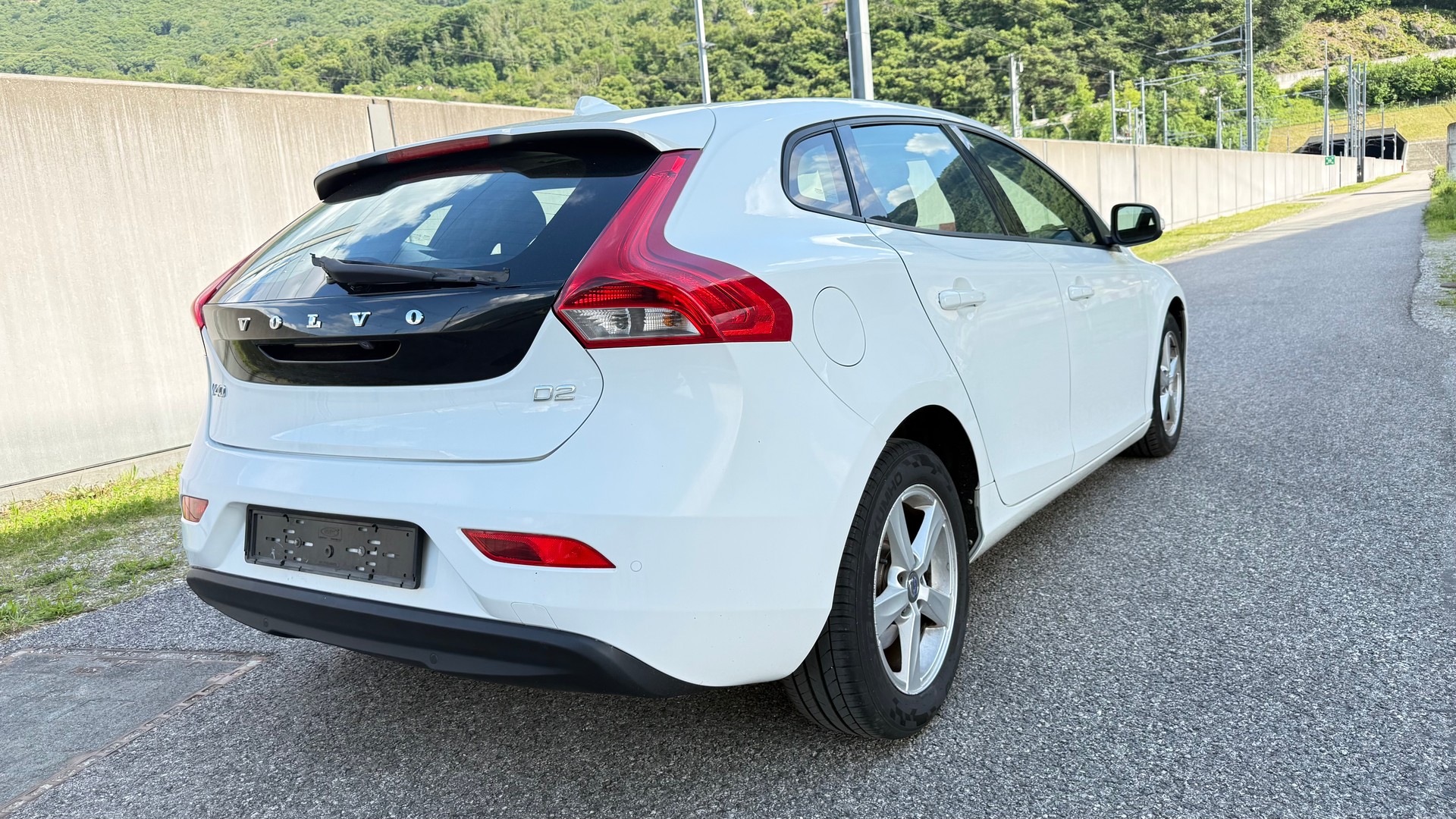 VOLVO V40 D2-image-2