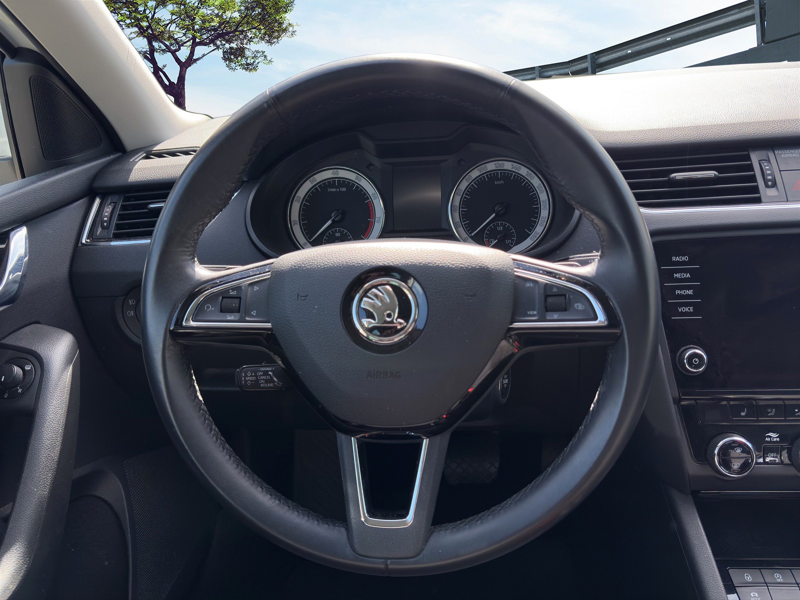 SKODA Octavia Combi 2.0 TSI Style 4x4 DSG-image-10