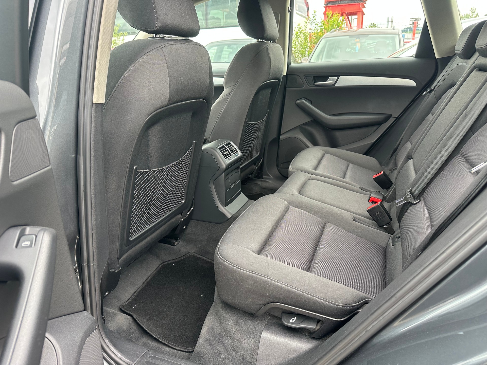 AUDI Q5 2.0 TDI quattro-image-11