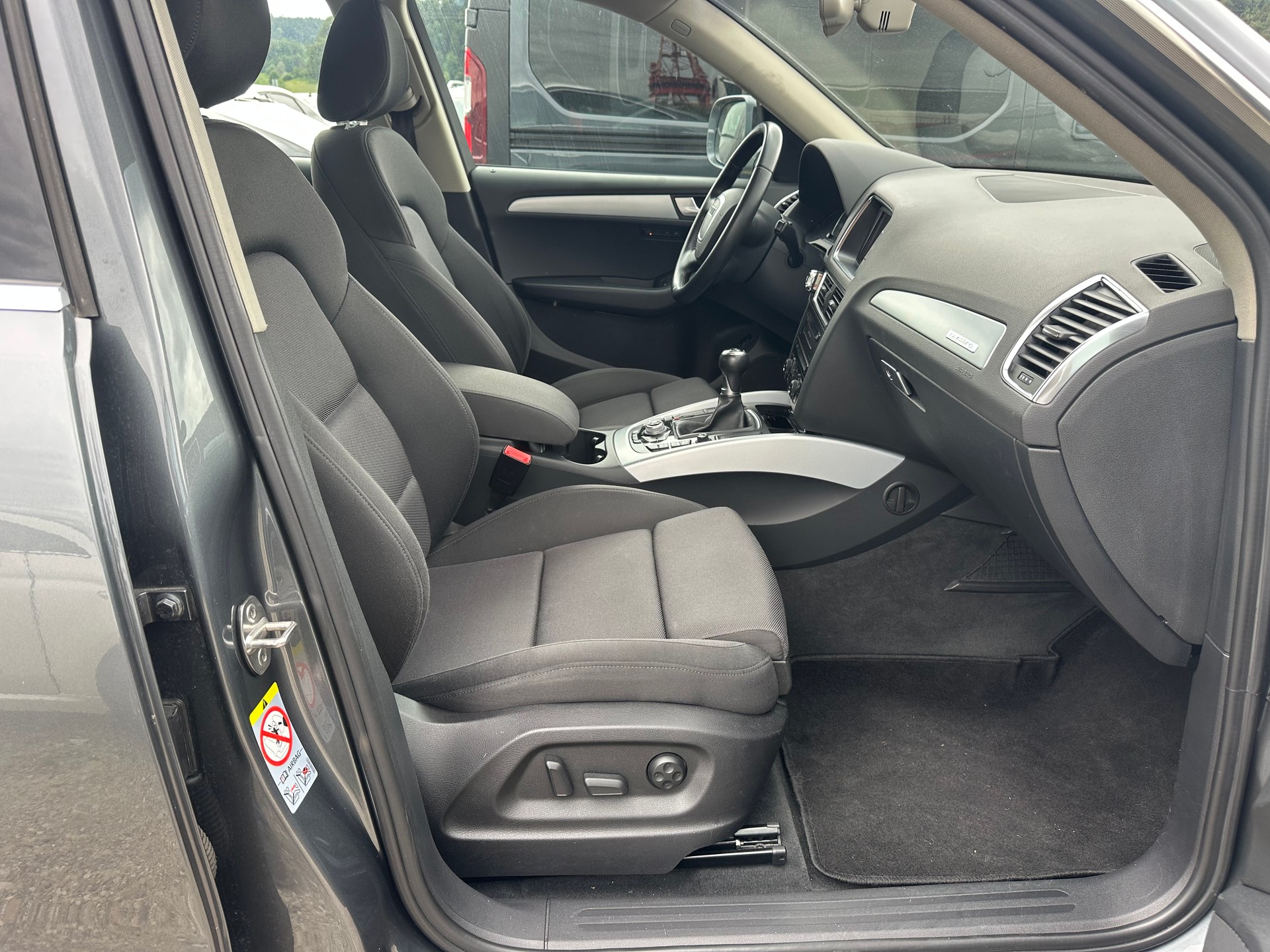 AUDI Q5 2.0 TDI quattro-image-13