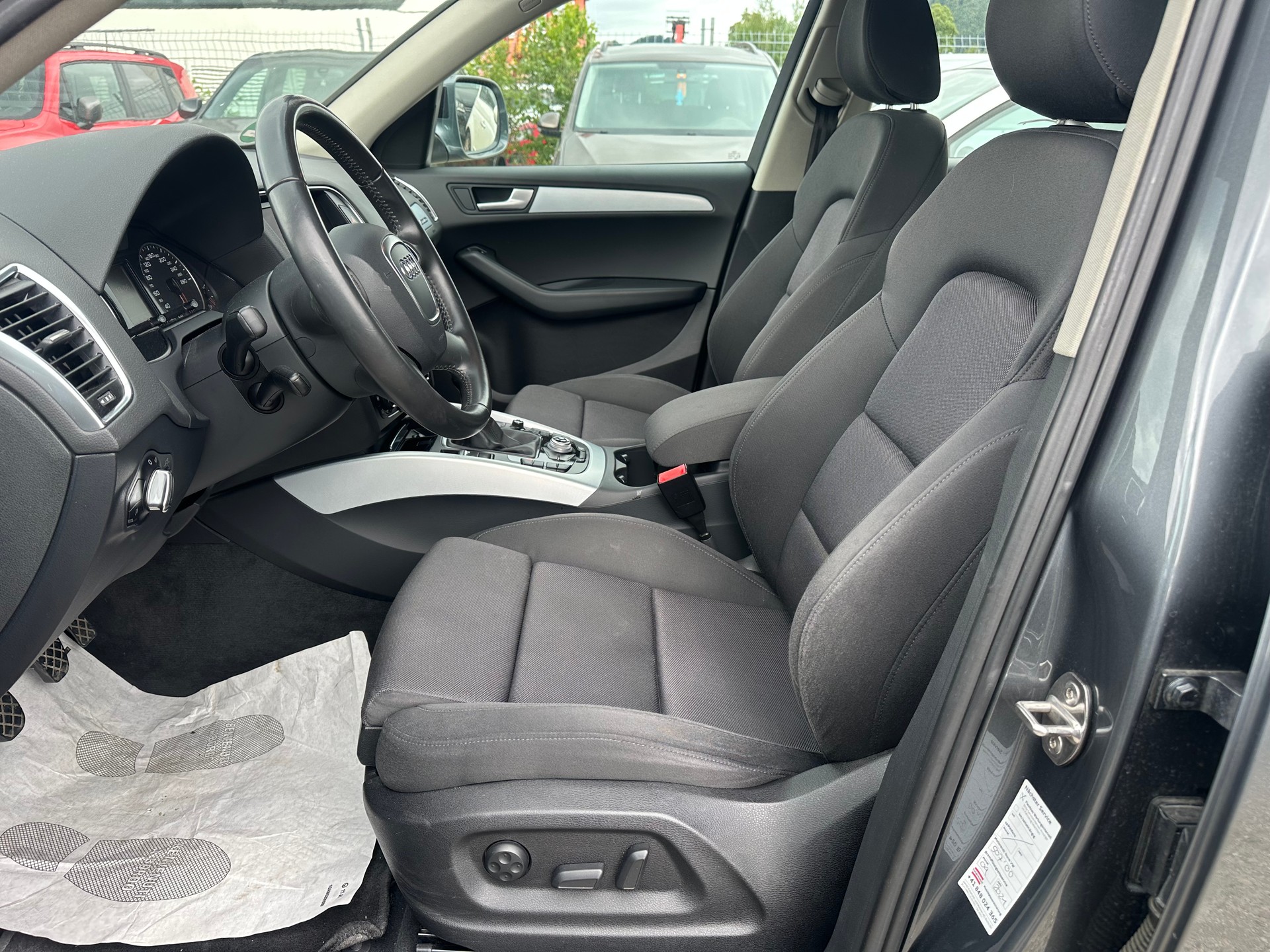 AUDI Q5 2.0 TDI quattro-image-9