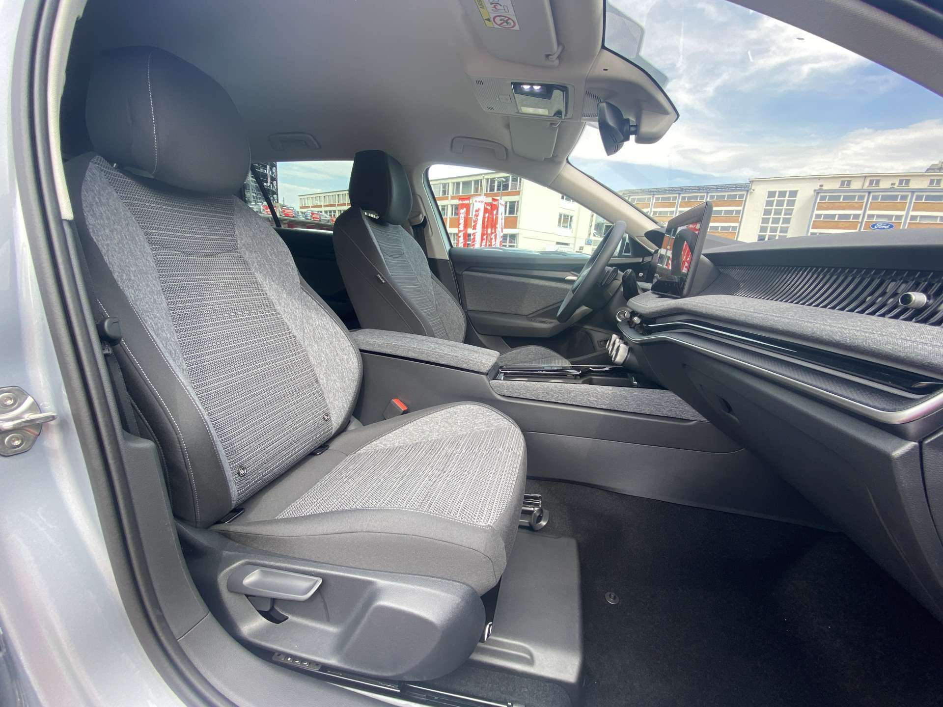 SKODA Superb Combi 1.5 TSi MHEV Selection DSG-Automat-image-11