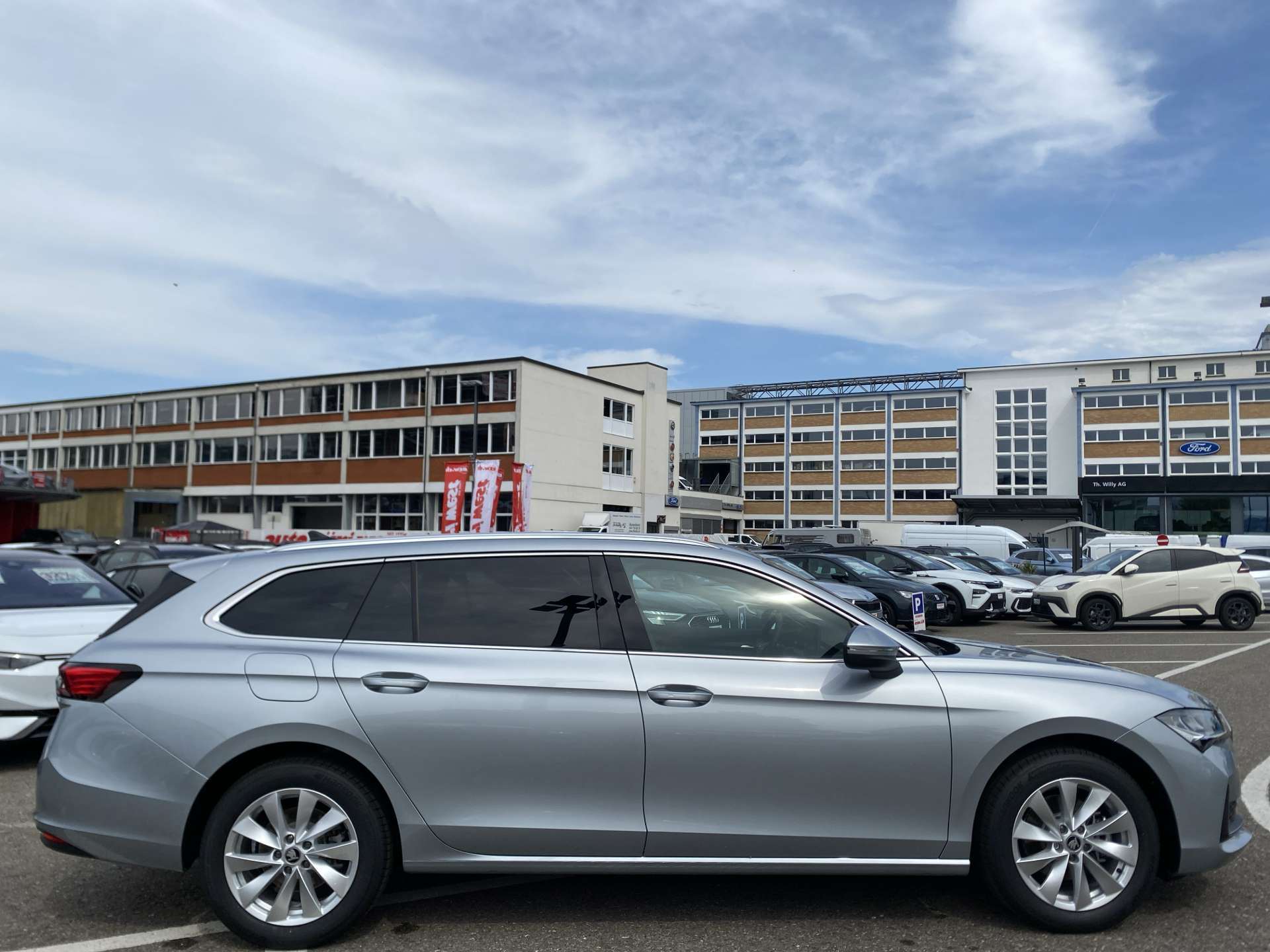 SKODA Superb Combi 1.5 TSi MHEV Selection DSG-Automat-image-9