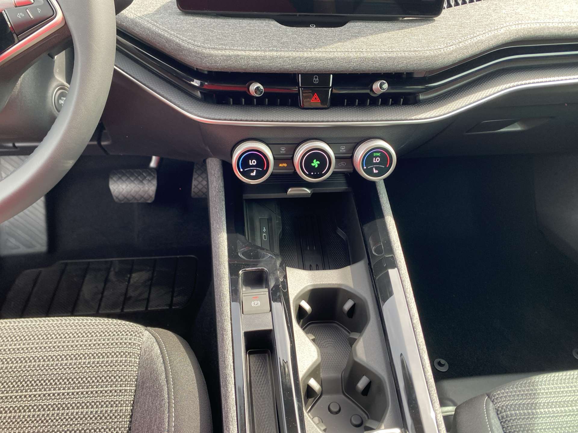 SKODA Superb Combi 1.5 TSi MHEV Selection DSG-Automat-image-10
