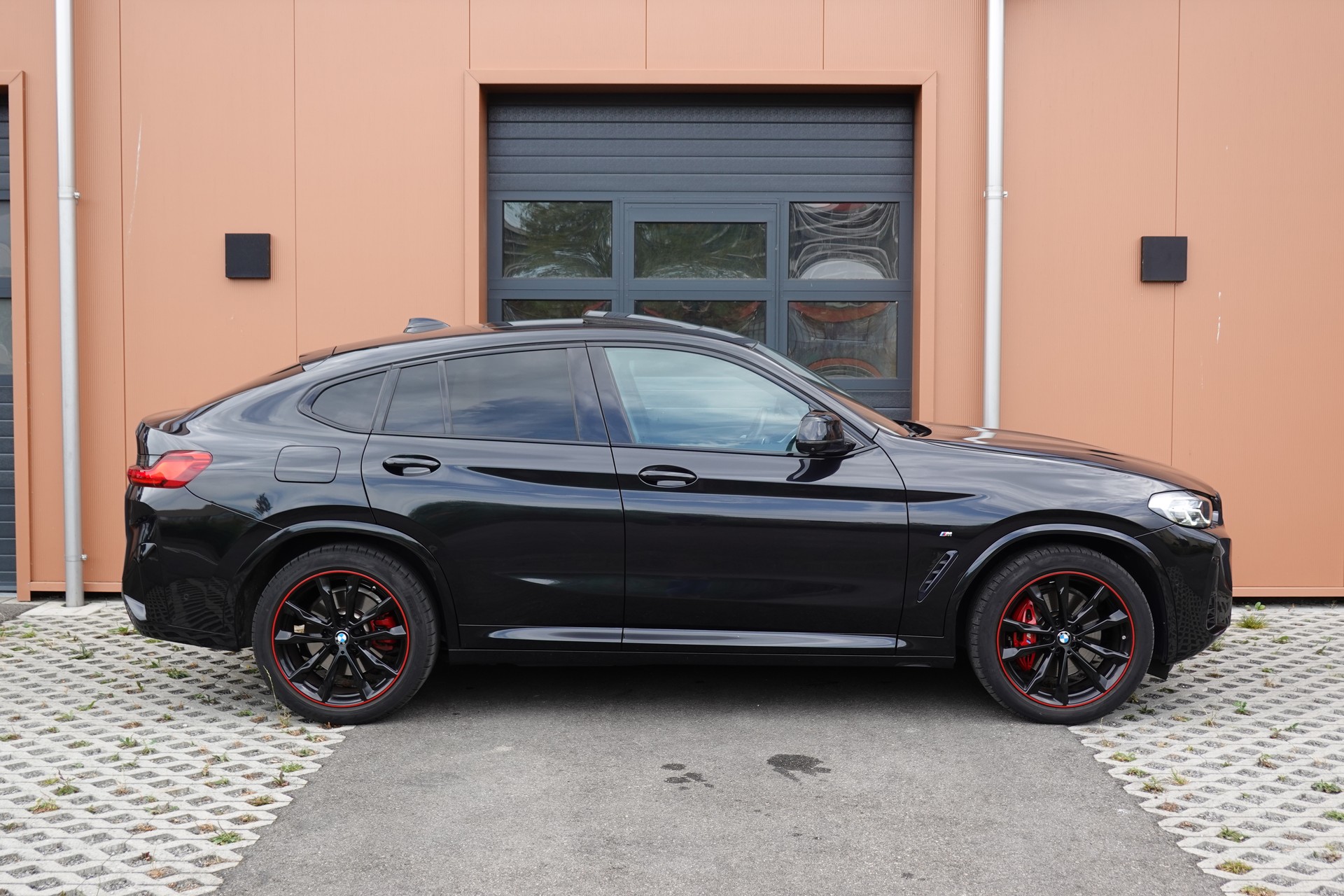 BMW X4 xDrive 48V 20d M Sport * Vehicule CH * Pack M * Camera 360 * jantes 20 * sièges chauffants et électriques *-image-3