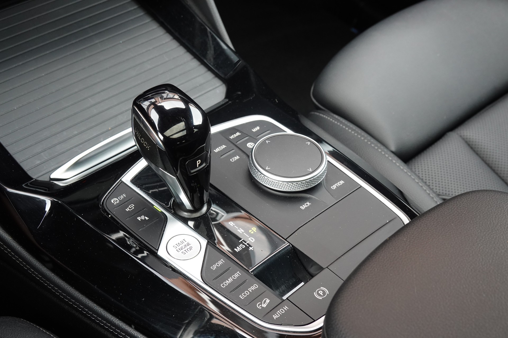 BMW X4 xDrive 48V 20d M Sport * Vehicule CH * Pack M * Camera 360 * jantes 20 * sièges chauffants et électriques *-image-15