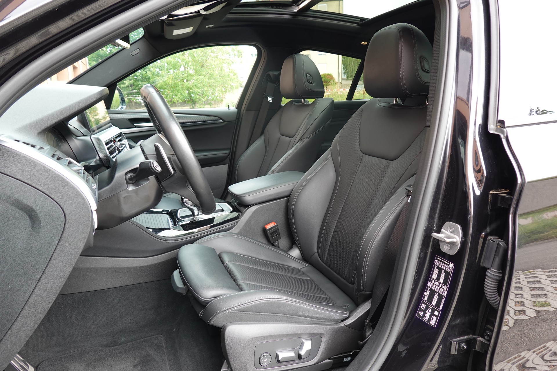 BMW X4 xDrive 48V 20d M Sport * Vehicule CH * Pack M * Camera 360 * jantes 20 * sièges chauffants et électriques *-image-23