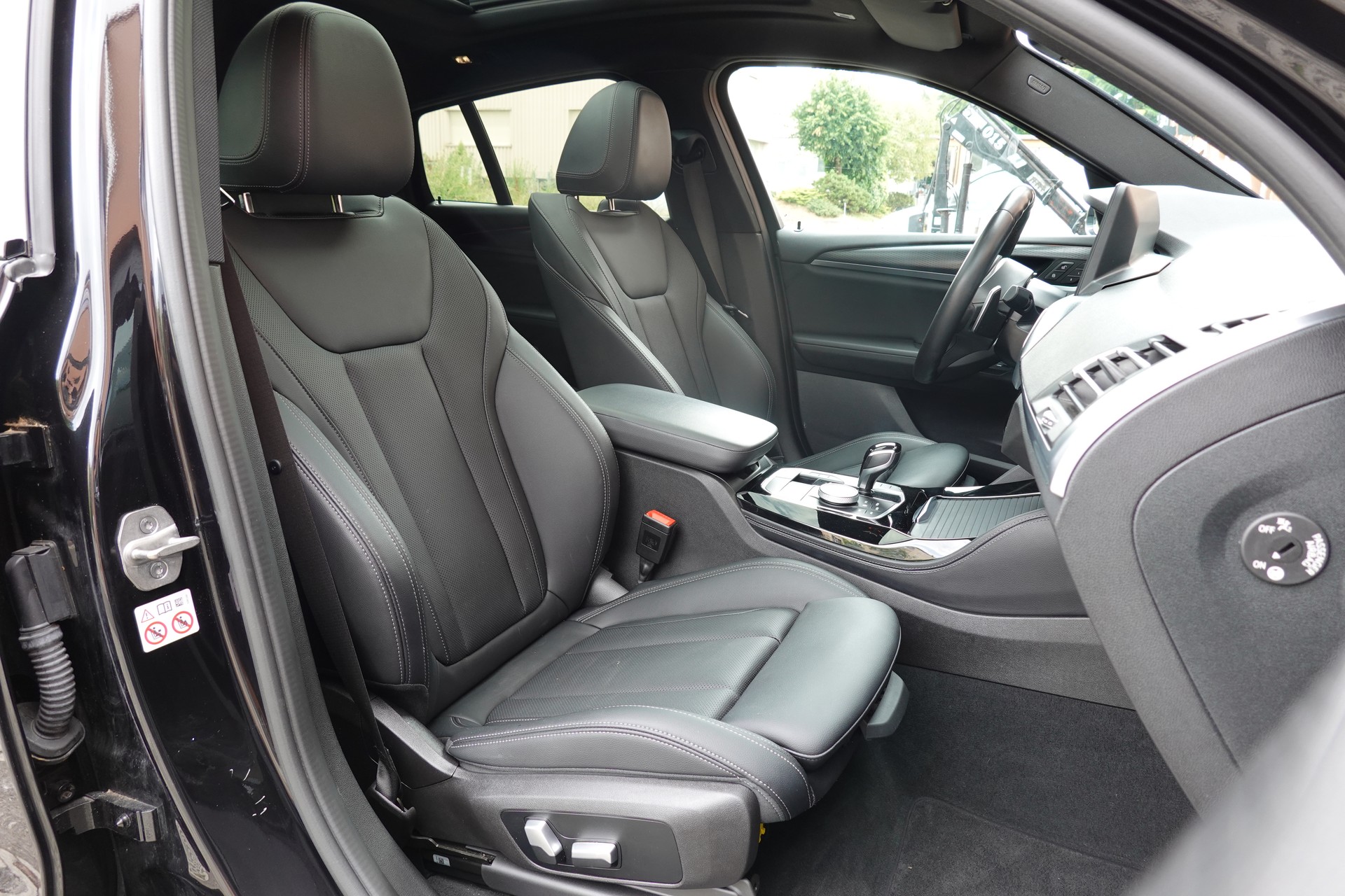 BMW X4 xDrive 48V 20d M Sport * Vehicule CH * Pack M * Camera 360 * jantes 20 * sièges chauffants et électriques *-image-24