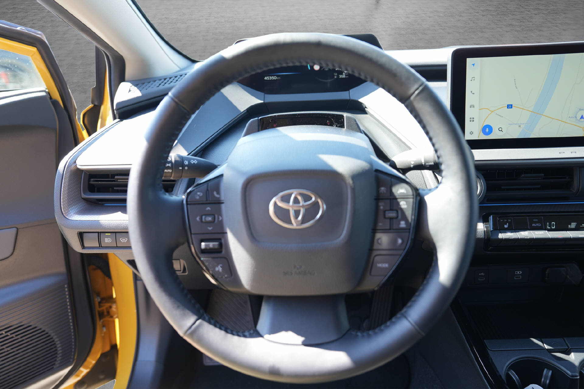 TOYOTA Prius 2.0 Plug-In-Hybrid Style-image-10