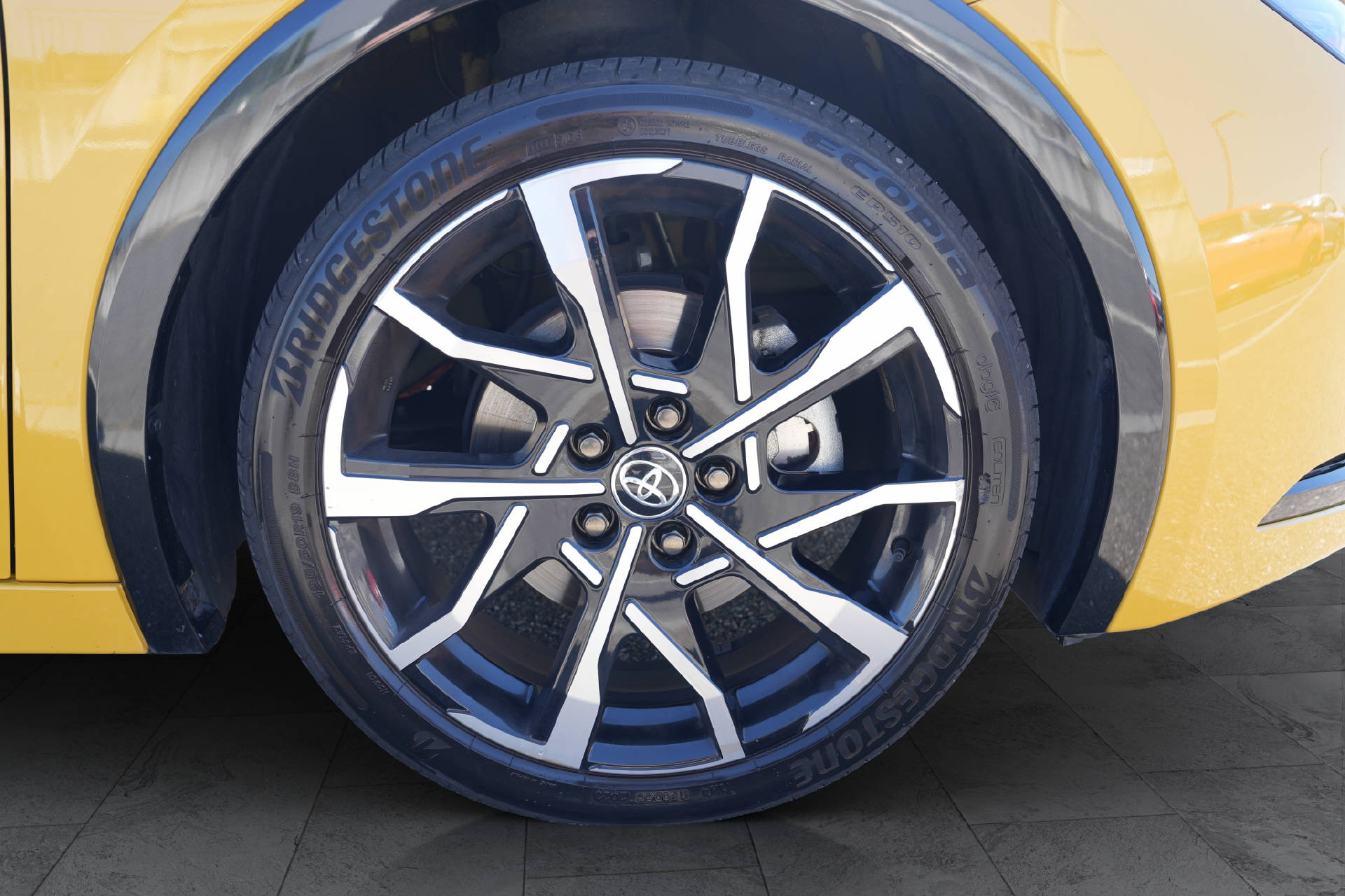 TOYOTA Prius 2.0 Plug-In-Hybrid Style-image-6