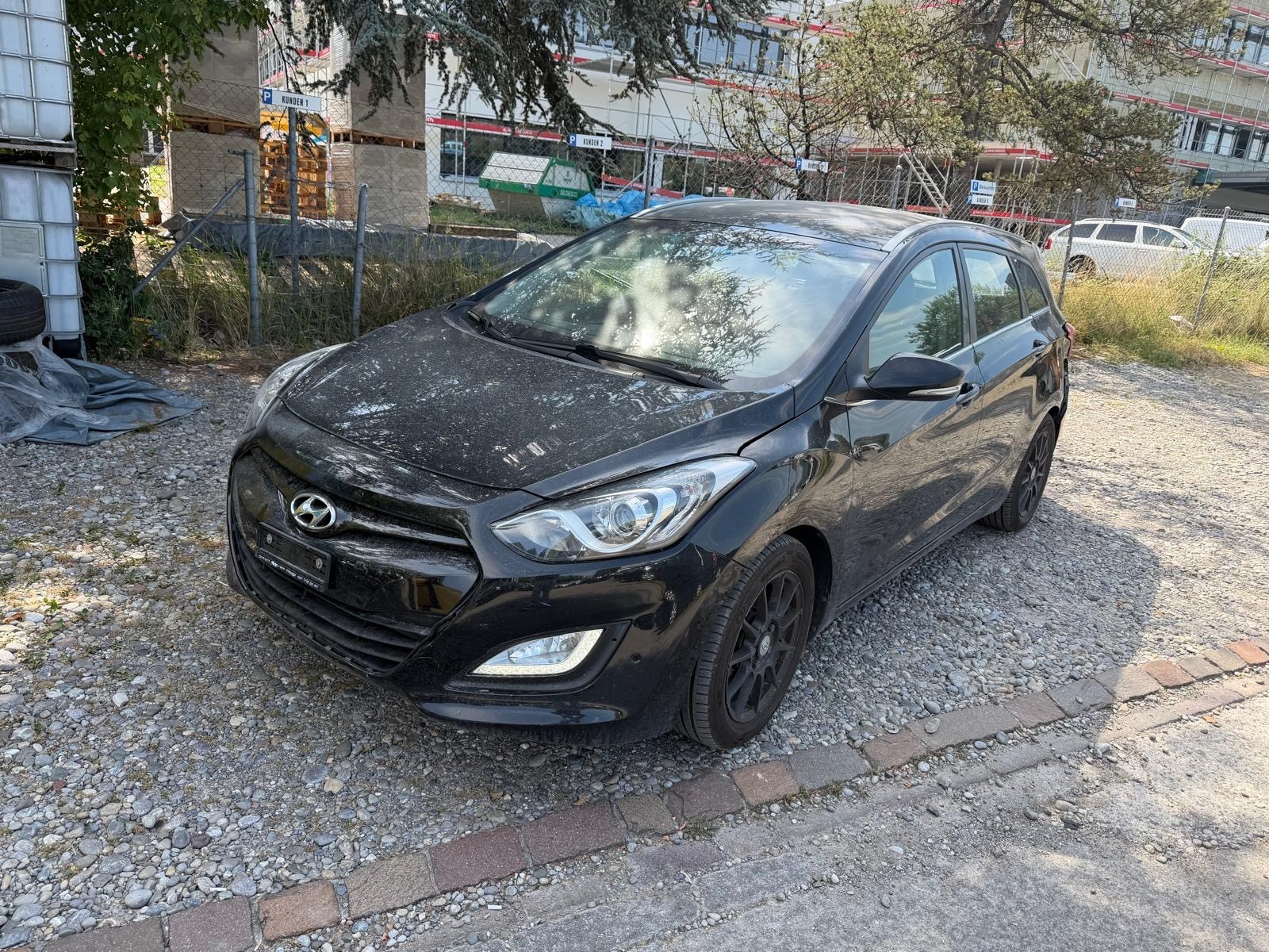 HYUNDAI i30 Wagon 1.6 CRDi Premium Automatic-image-2