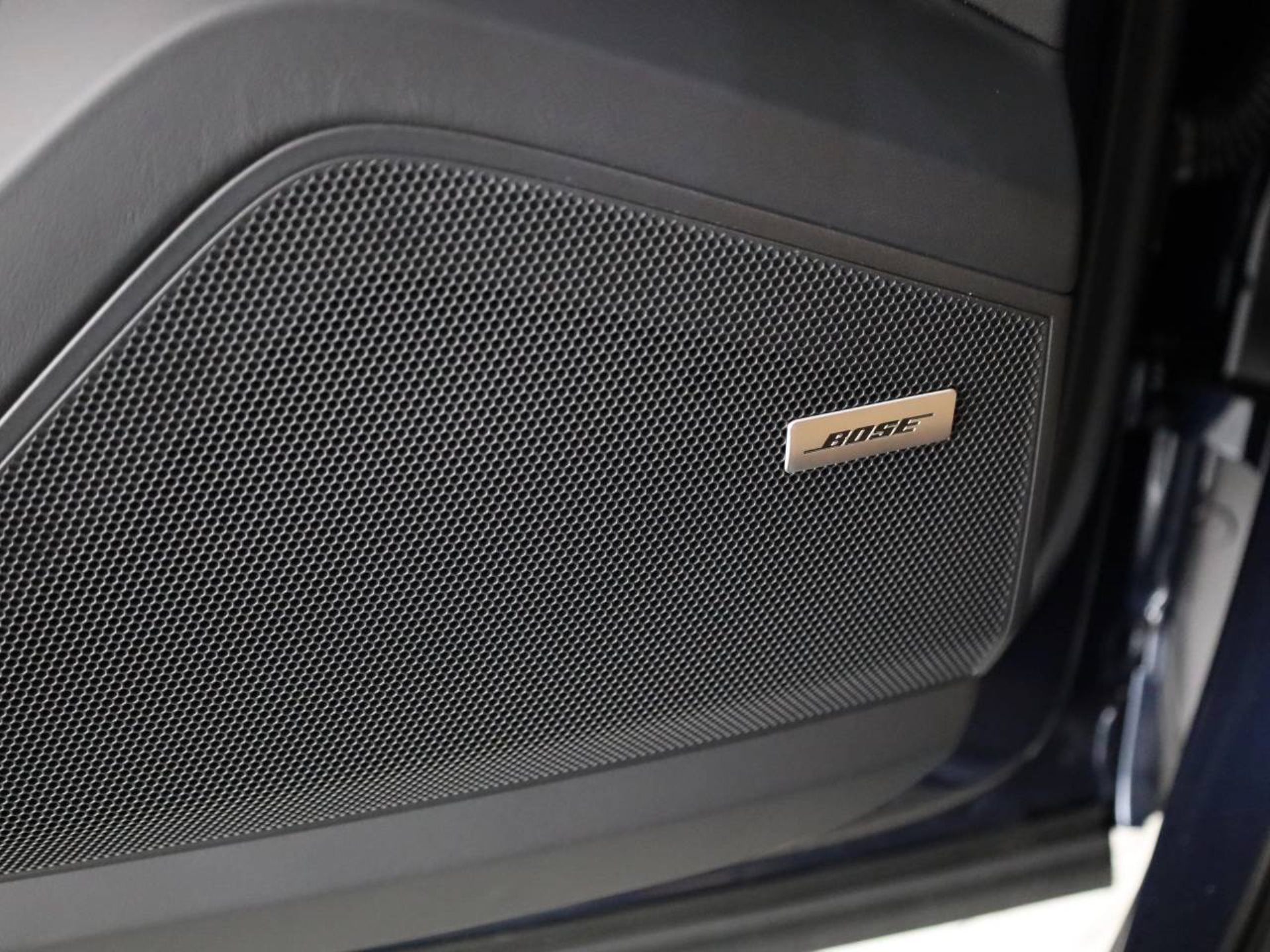 PORSCHE Cayenne E-Hybrid Black Edition-image-18