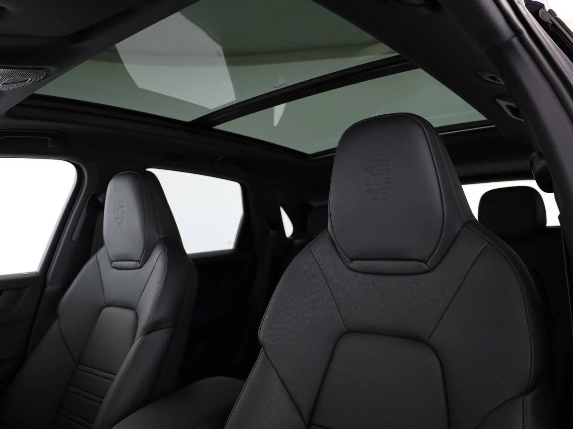 PORSCHE Cayenne E-Hybrid Black Edition-image-16