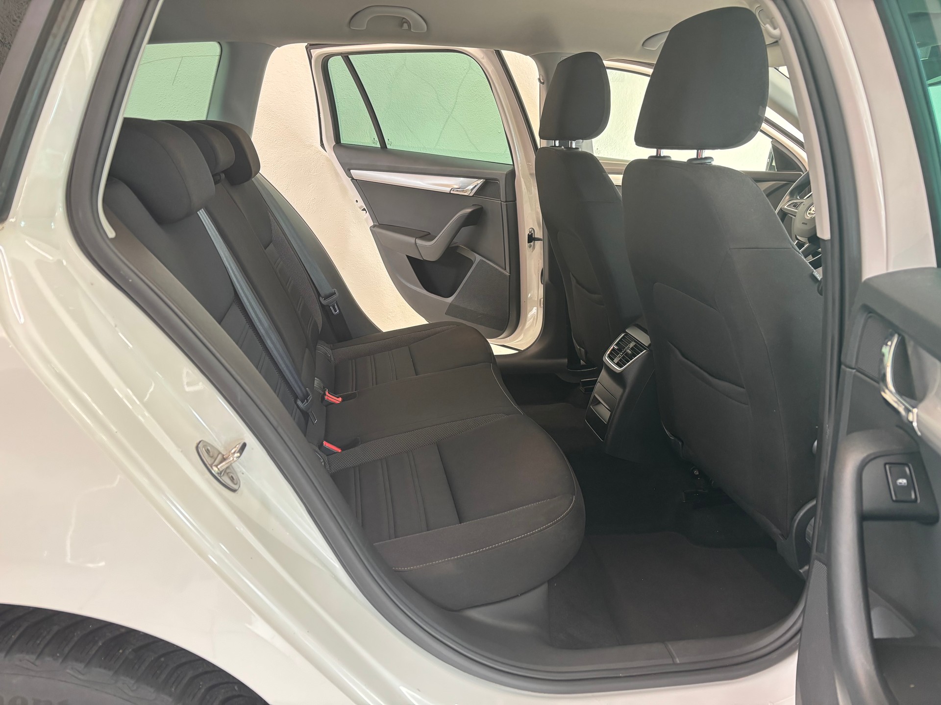 SKODA Octavia Combi 2.0 TDI Ambition DSG-image-8