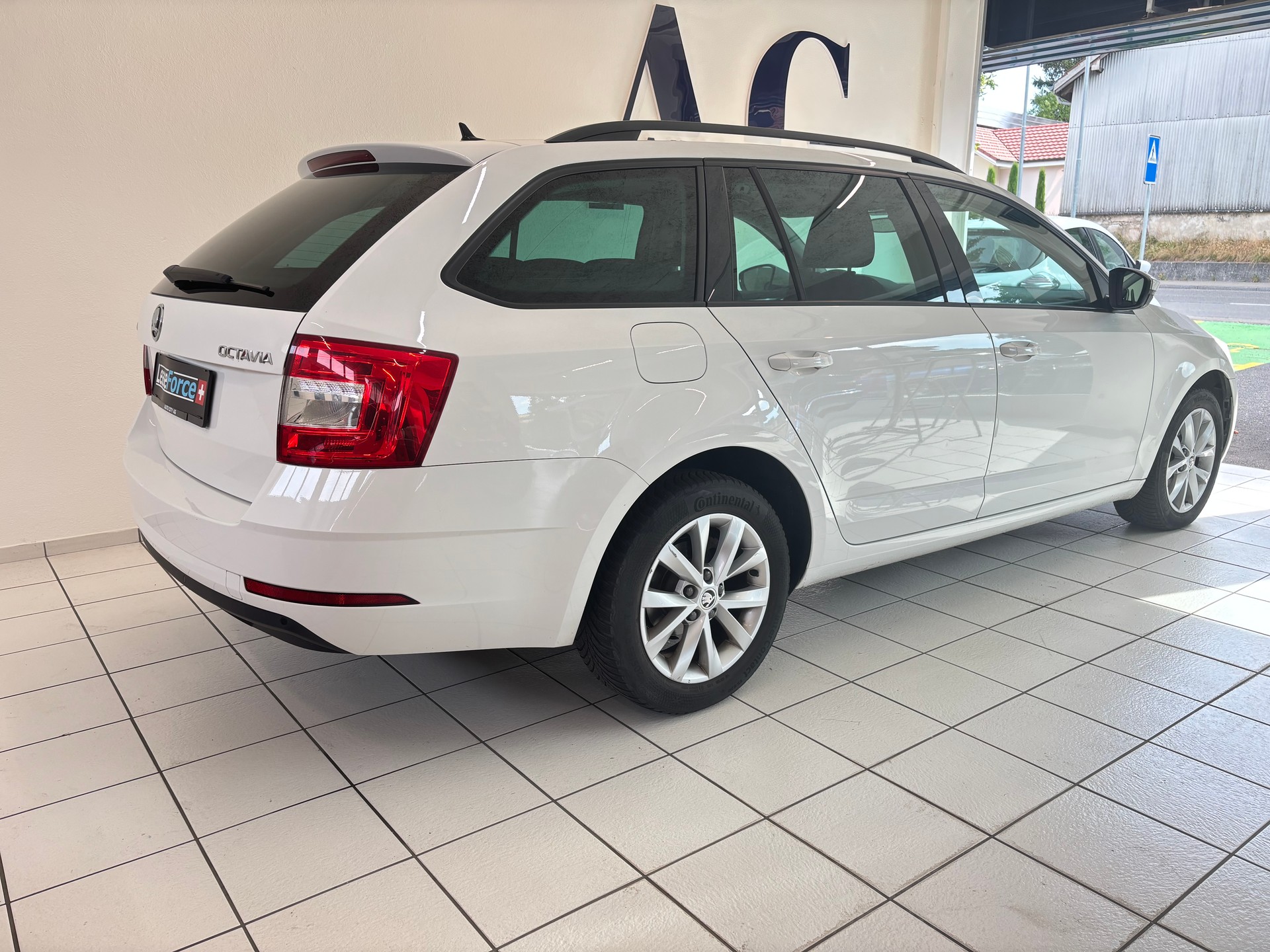 SKODA Octavia Combi 2.0 TDI Ambition DSG-image-1