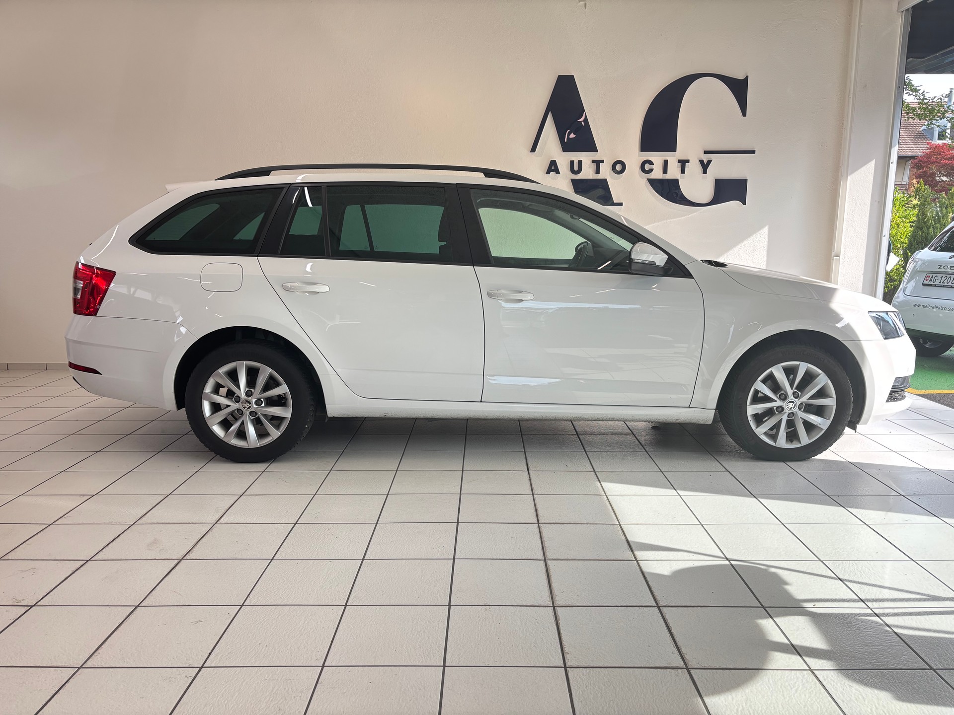 SKODA Octavia Combi 2.0 TDI Ambition DSG-image-2