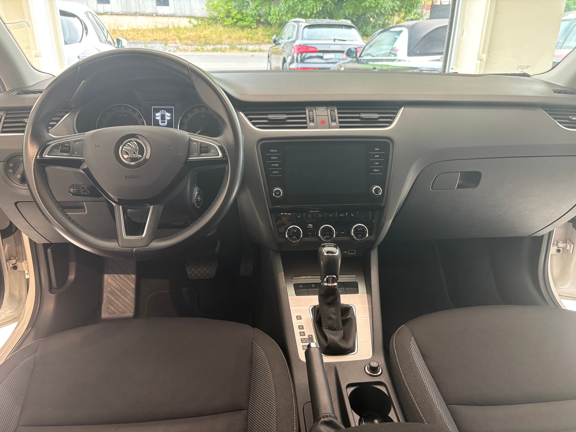 SKODA Octavia Combi 2.0 TDI Ambition DSG-image-6