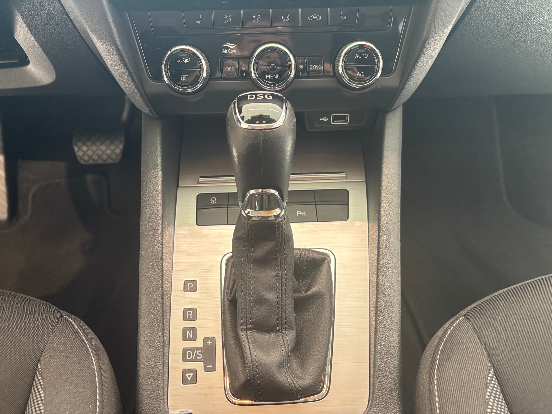 SKODA Octavia Combi 2.0 TDI Ambition DSG-image-15