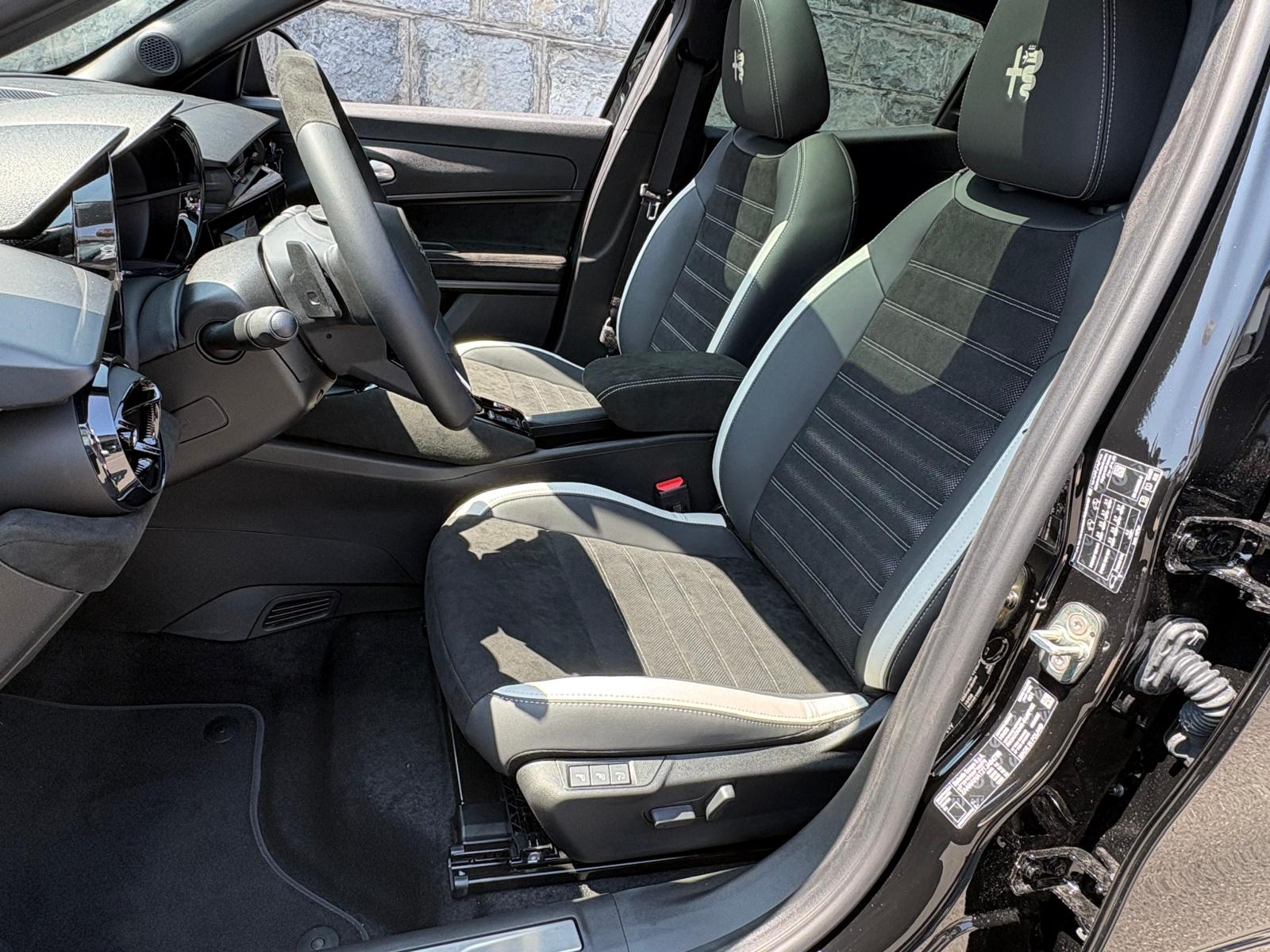 ALFA ROMEO Junior 1.2 48V Q4 Hybrid Sport Speciale-image-6