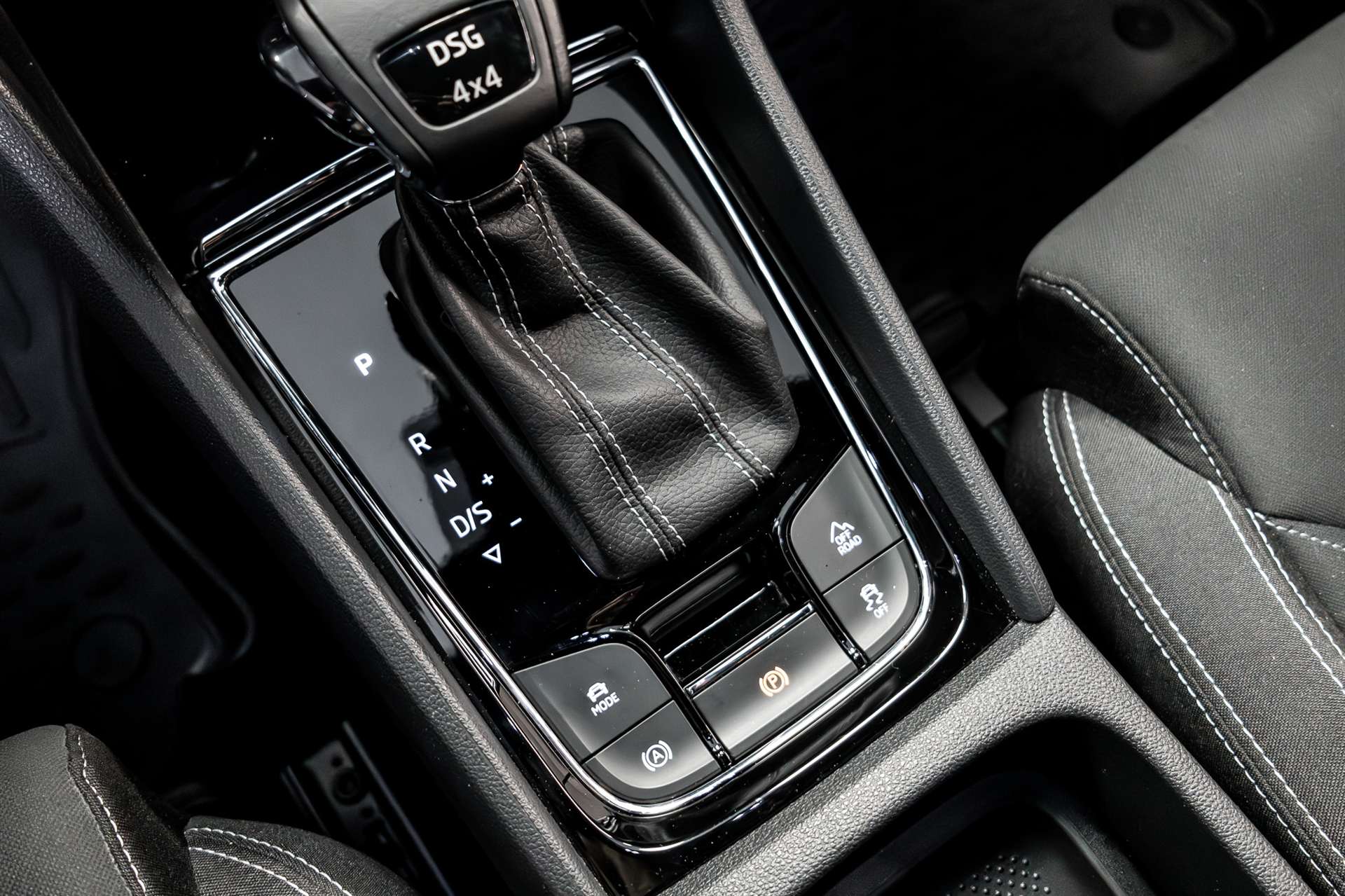 SKODA Karoq 2.0 TDI SCR SportLine 4x4 DSG-image-22