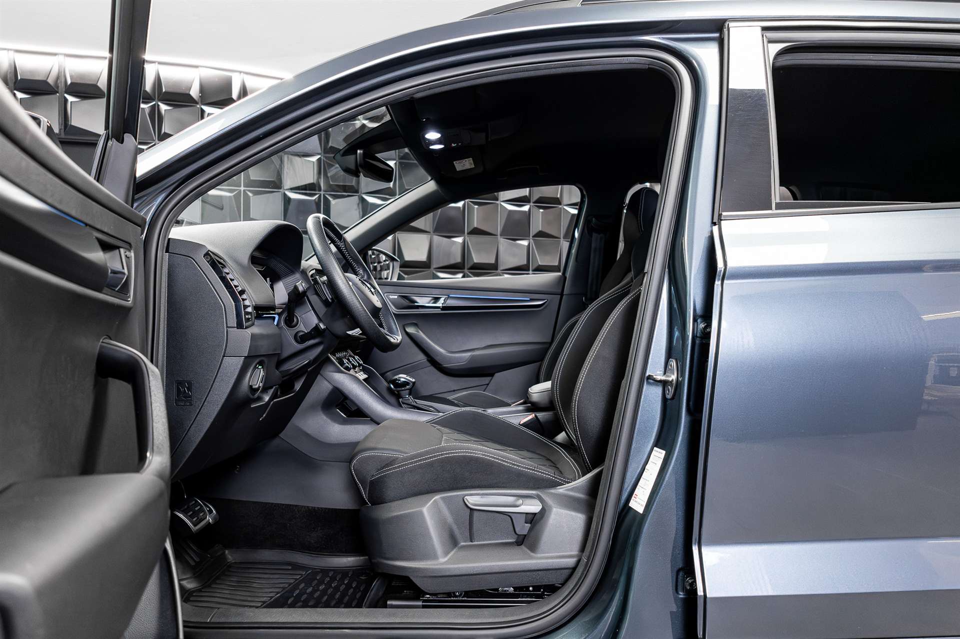 SKODA Karoq 2.0 TDI SCR SportLine 4x4 DSG-image-12