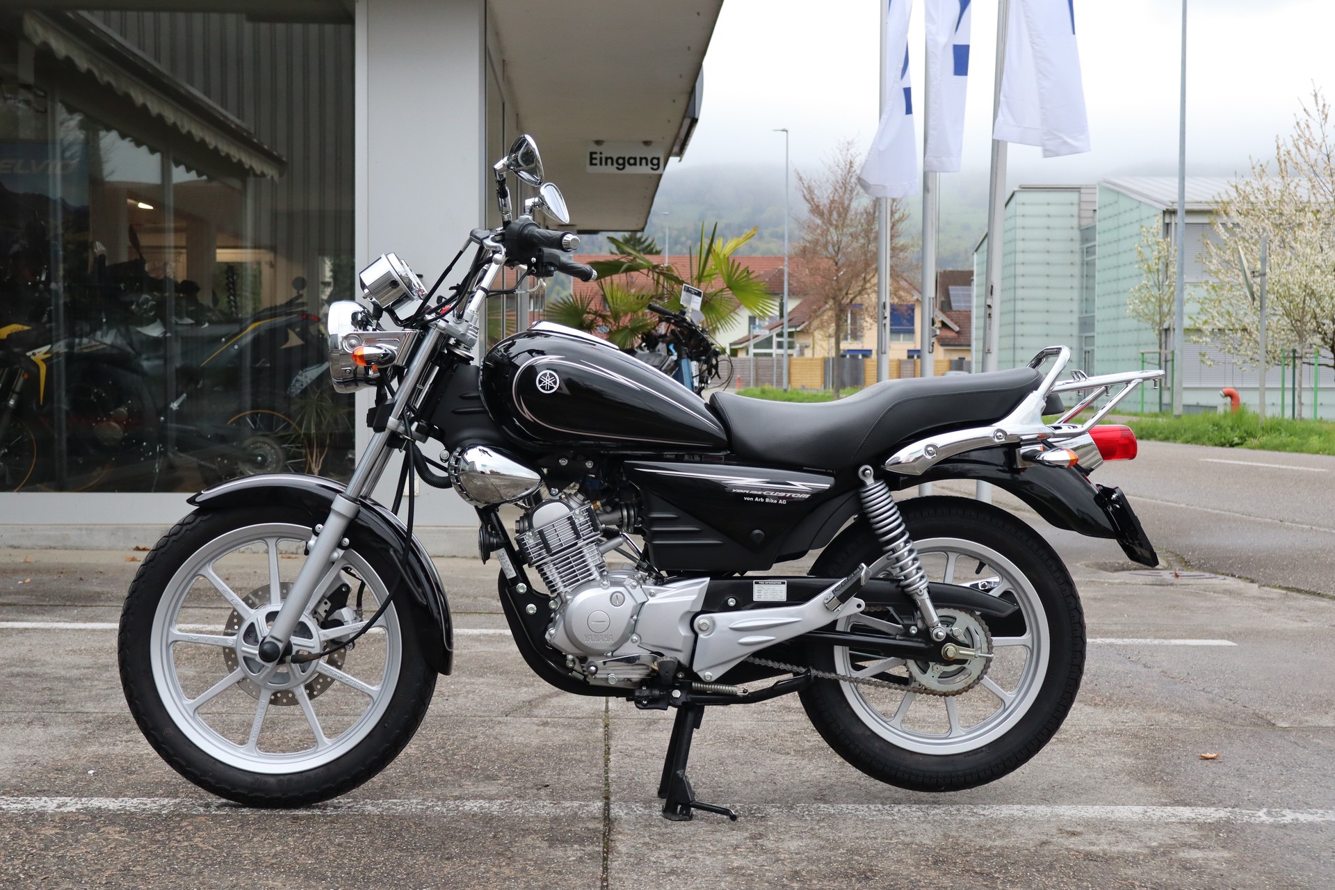 YAMAHA YBR 125 Custom-showroom-element-3