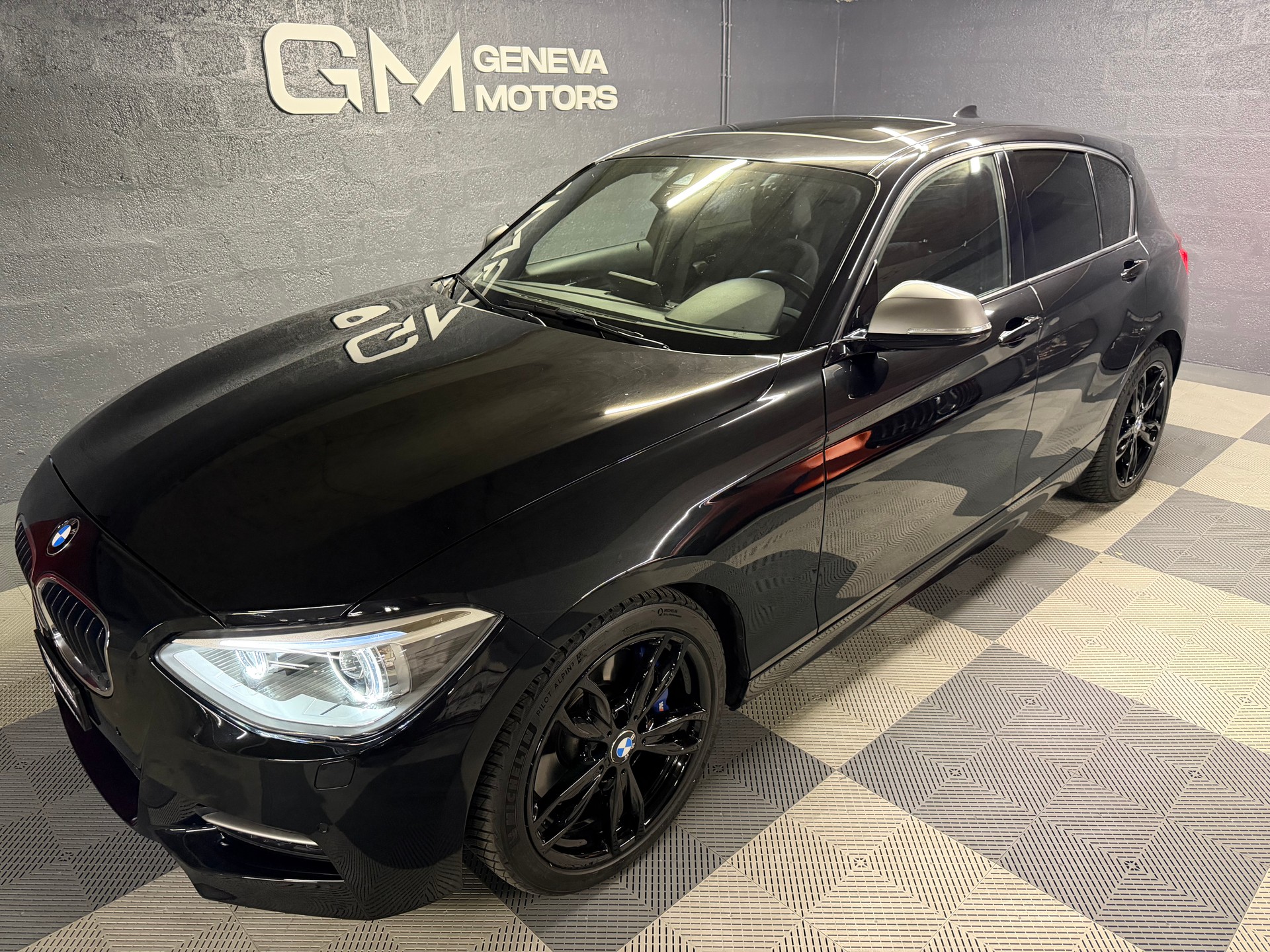 BMW M135i xDrive Steptronic-image-0