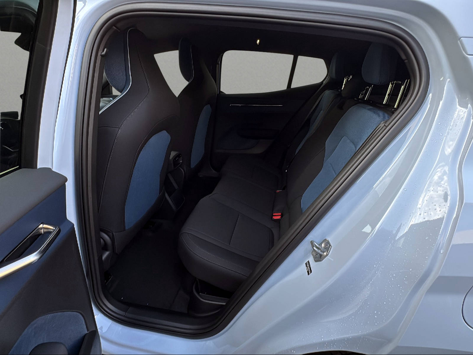 VOLVO EX30 P5 69 kWh Long Range Plus-image-5