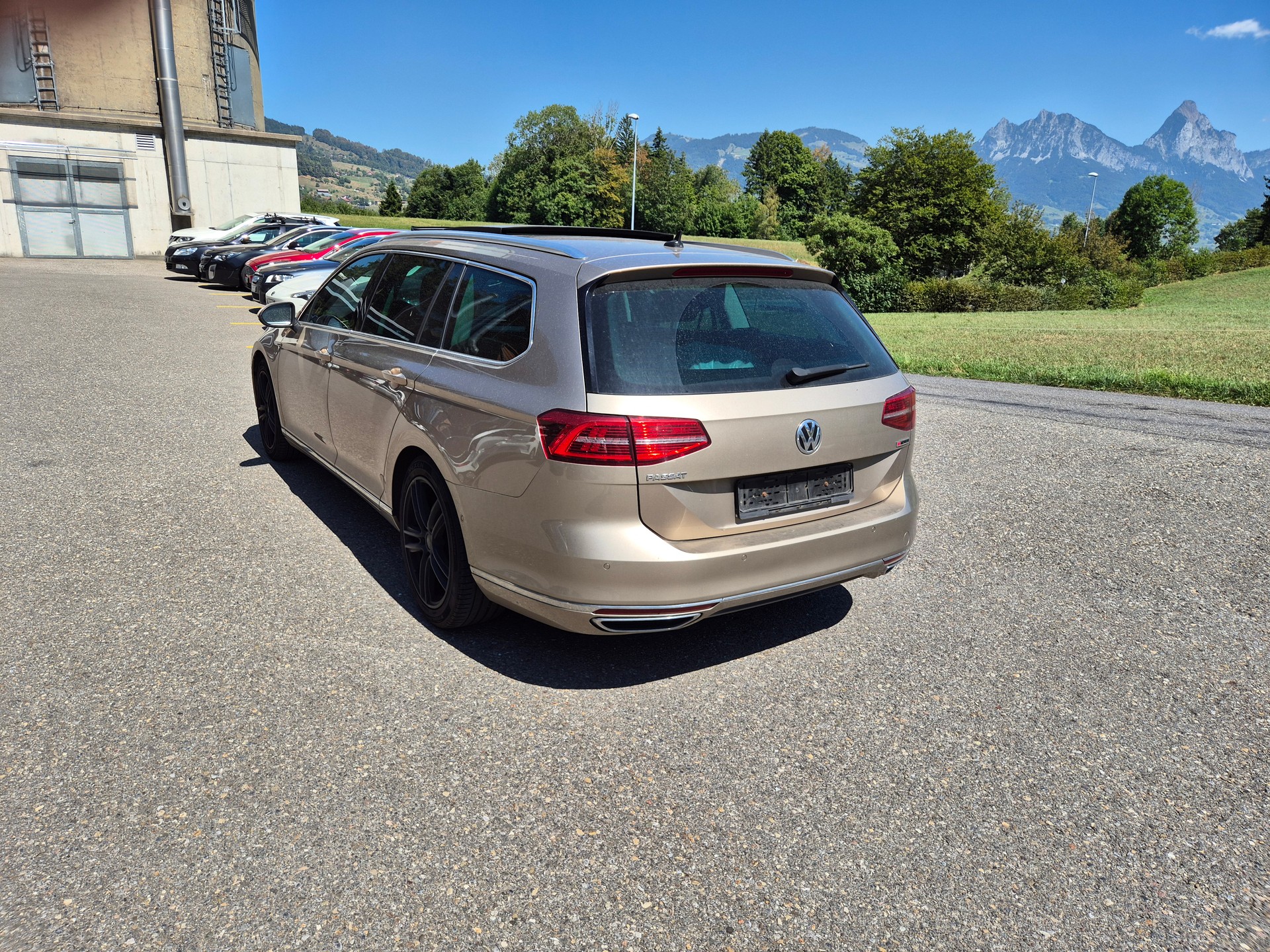 VW Passat Variant 2.0 TDI BMT High. DSG 4Motion-image-2