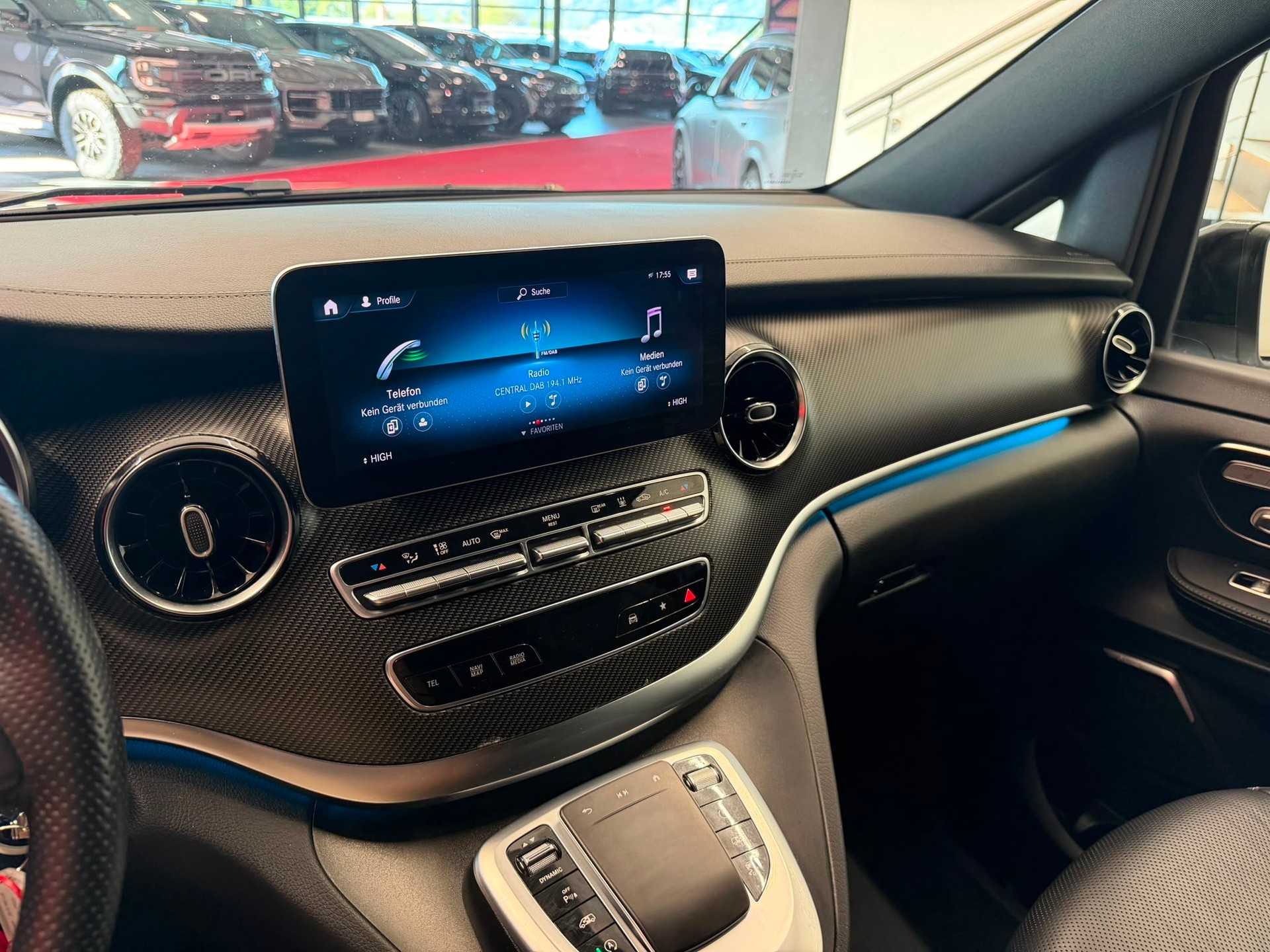 MERCEDES-BENZ V 300 d lang AMG Avantgarde 4Matic 9G-Tronic-image-23