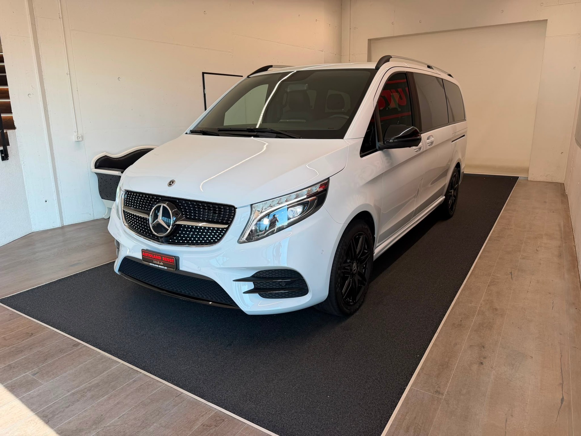 MERCEDES-BENZ V 300 d lang AMG Avantgarde 4Matic 9G-Tronic-showroom-element-2
