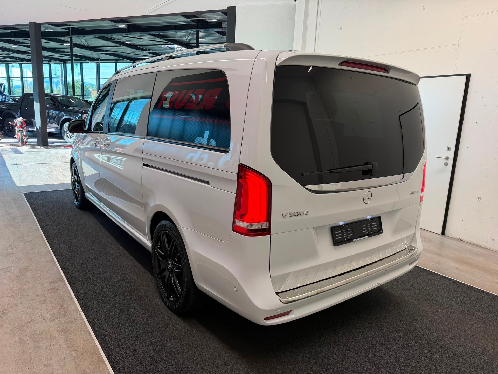 MERCEDES-BENZ V 300 d lang AMG Avantgarde 4Matic 9G-Tronic-image-6