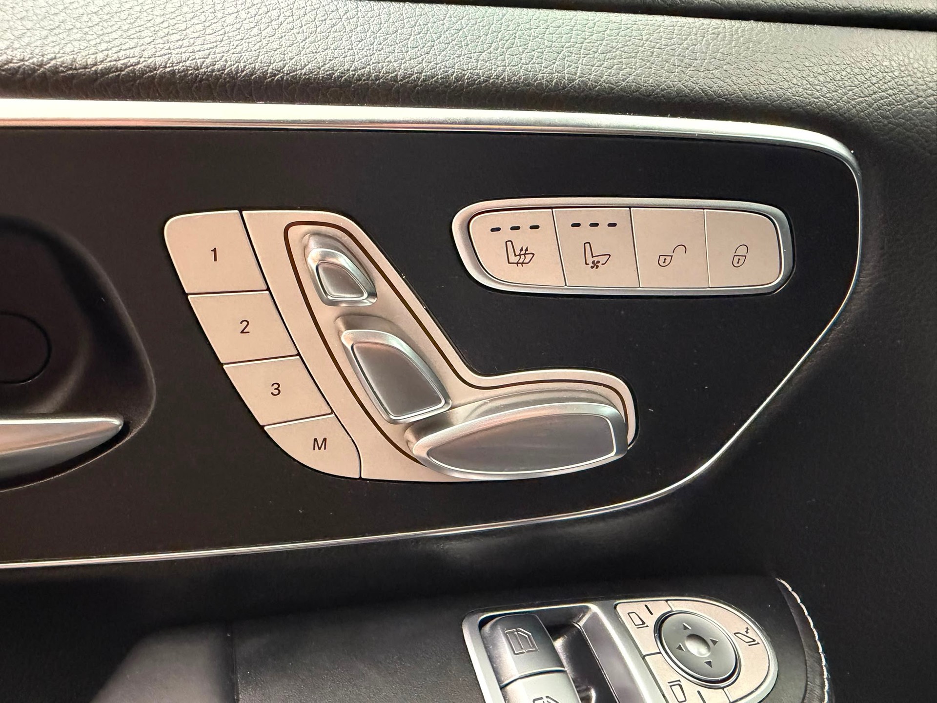 MERCEDES-BENZ V 300 d lang AMG Avantgarde 4Matic 9G-Tronic-image-21