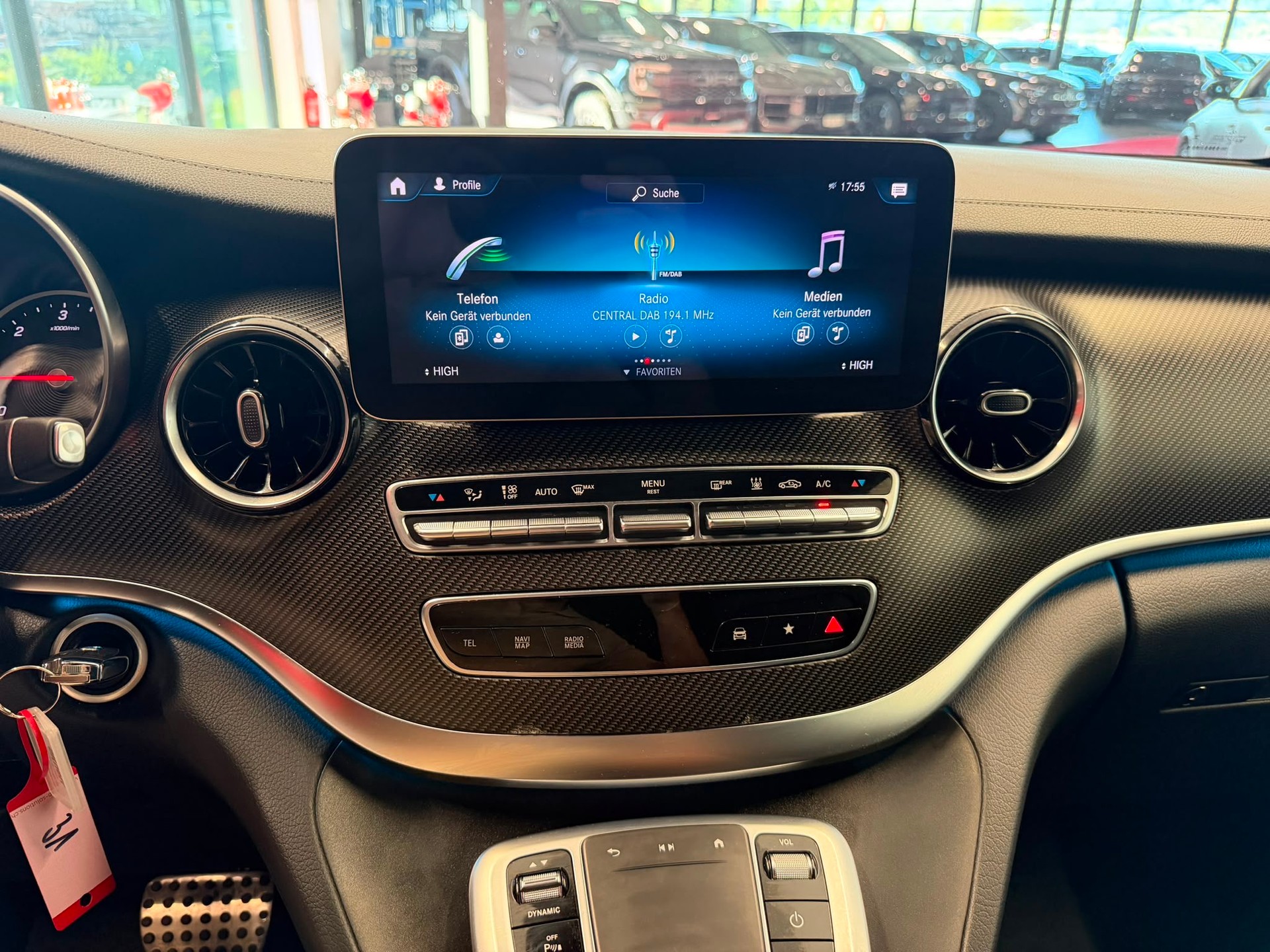 MERCEDES-BENZ V 300 d lang AMG Avantgarde 4Matic 9G-Tronic-image-24